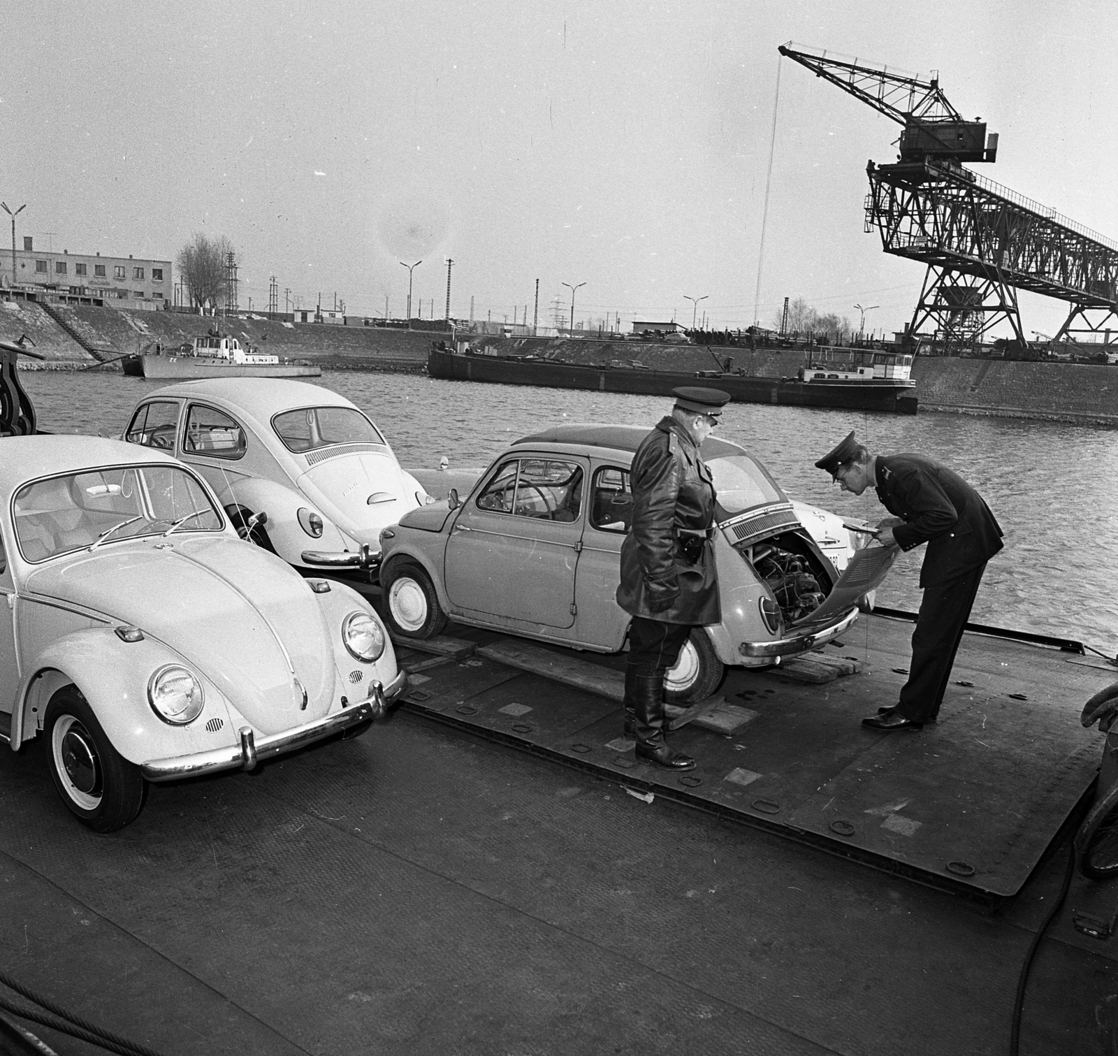 Hungary, Csepeli Szabadkikötő, Budapest XXI., 1966, Magyar Rendőr, ship, crane, barge, Volkswagen Beetle, T. 1. ship, Budapest, Fortepan #65310
