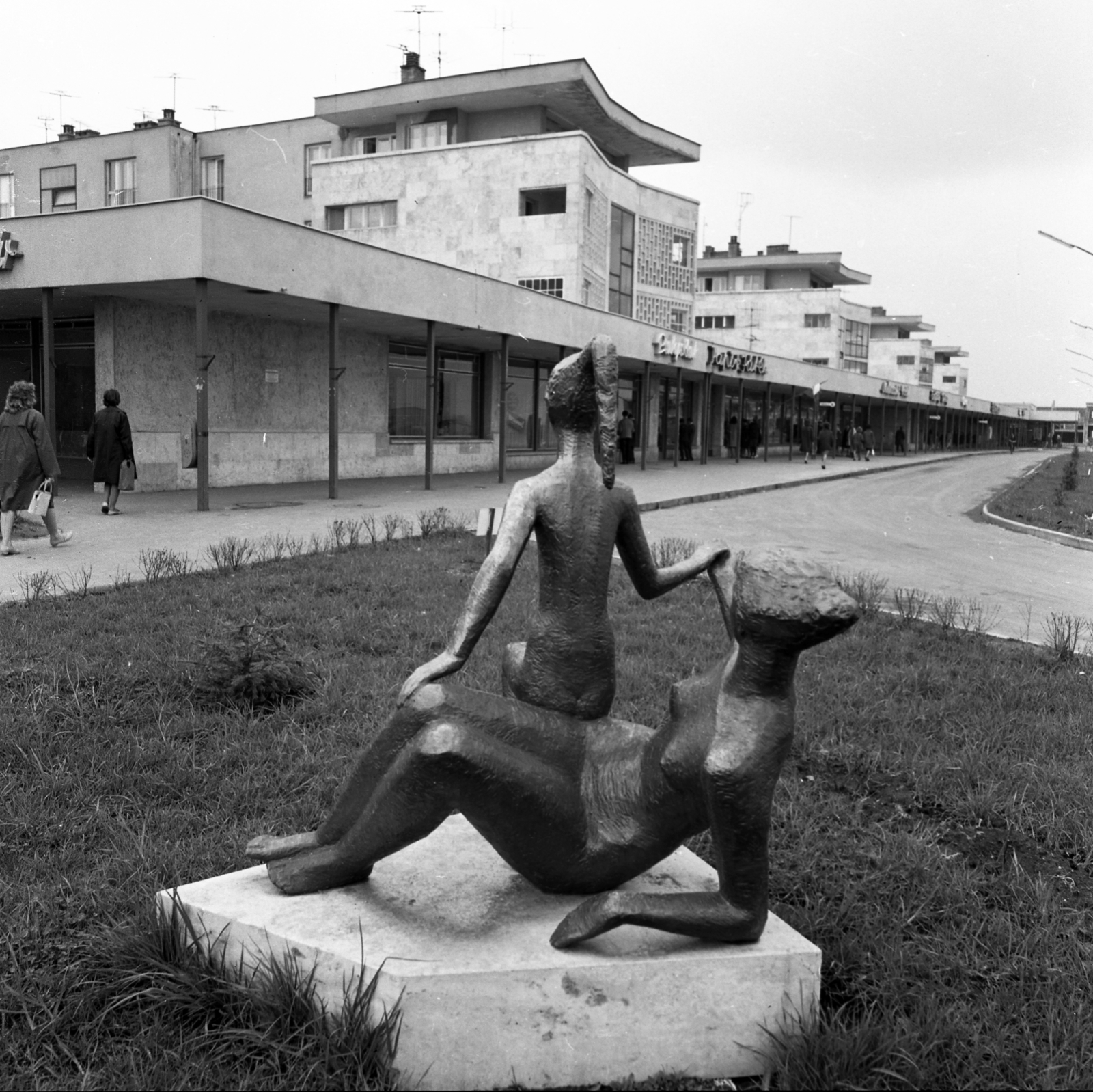 Hungary, Tiszaújváros, (Tiszaszederkény) Széchenyi út a Béke út felől nézve. Előtérben az Anya és lánya című szobor (Józsa Bálint, 1965.)., 1966, Magyar Rendőr, sculpture, Fortepan #65312