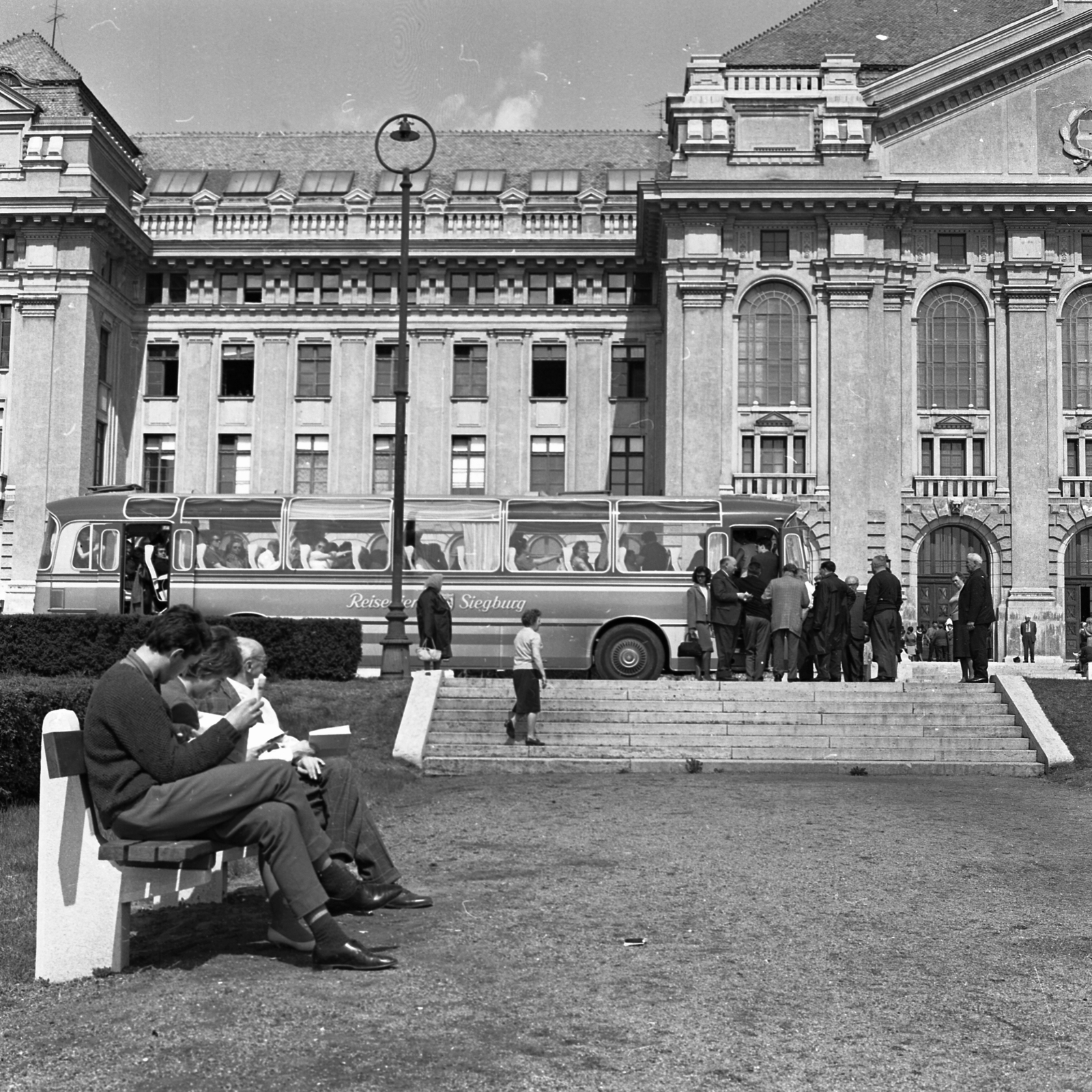 Hungary, Debrecen, a Debreceni Egyetem központi épülete., 1966, Magyar Rendőr, university, eclectic architecture, Neo-Baroque-style, Fortepan #65315