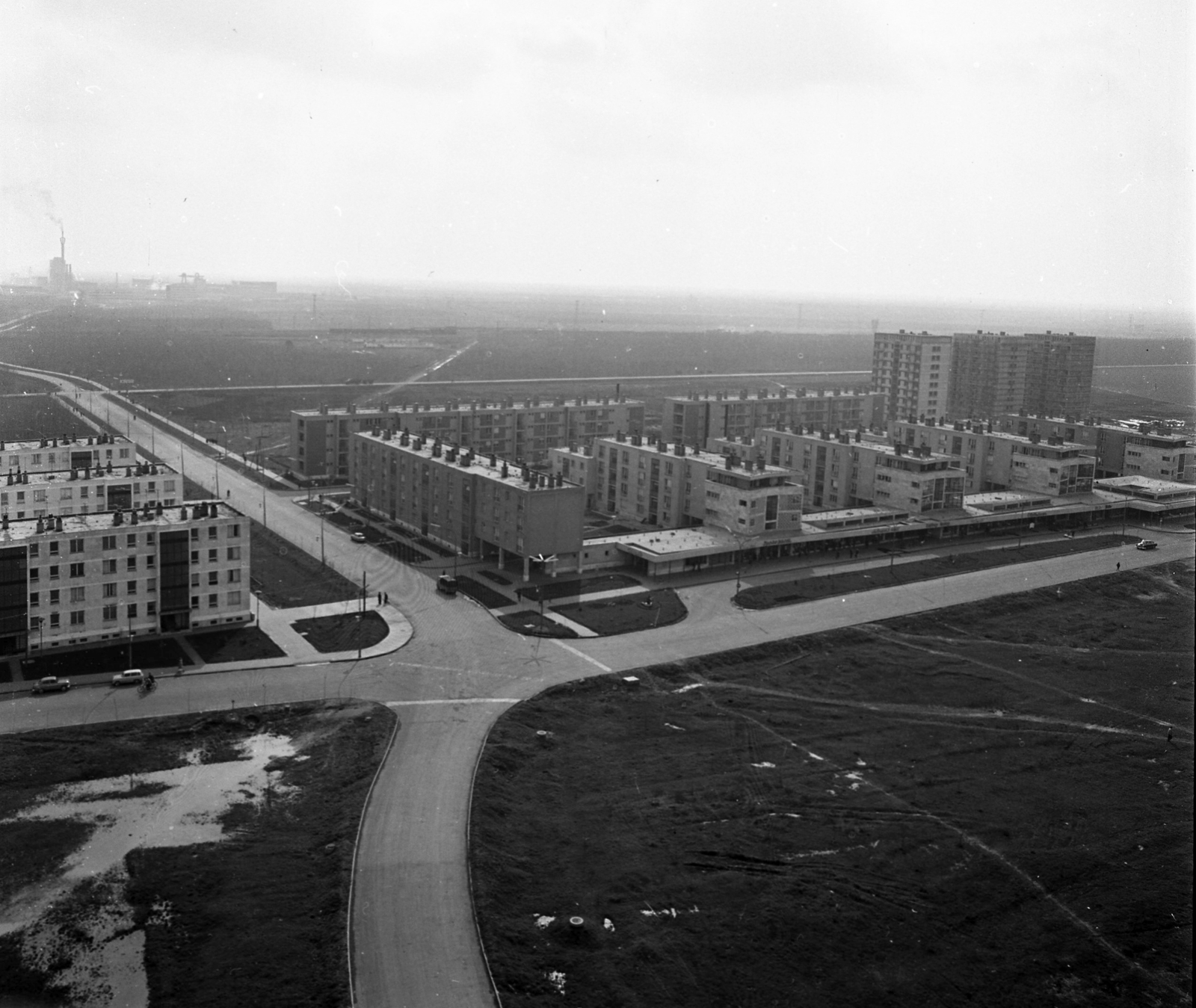 Hungary, Tiszaújváros, (Tiszaszederkény) kilátás a víztoronyból, balra a Béke út, a távolban a Tiszai Vegyi Kombinát., 1966, Magyar Rendőr, bird's eye view, Fortepan #65316