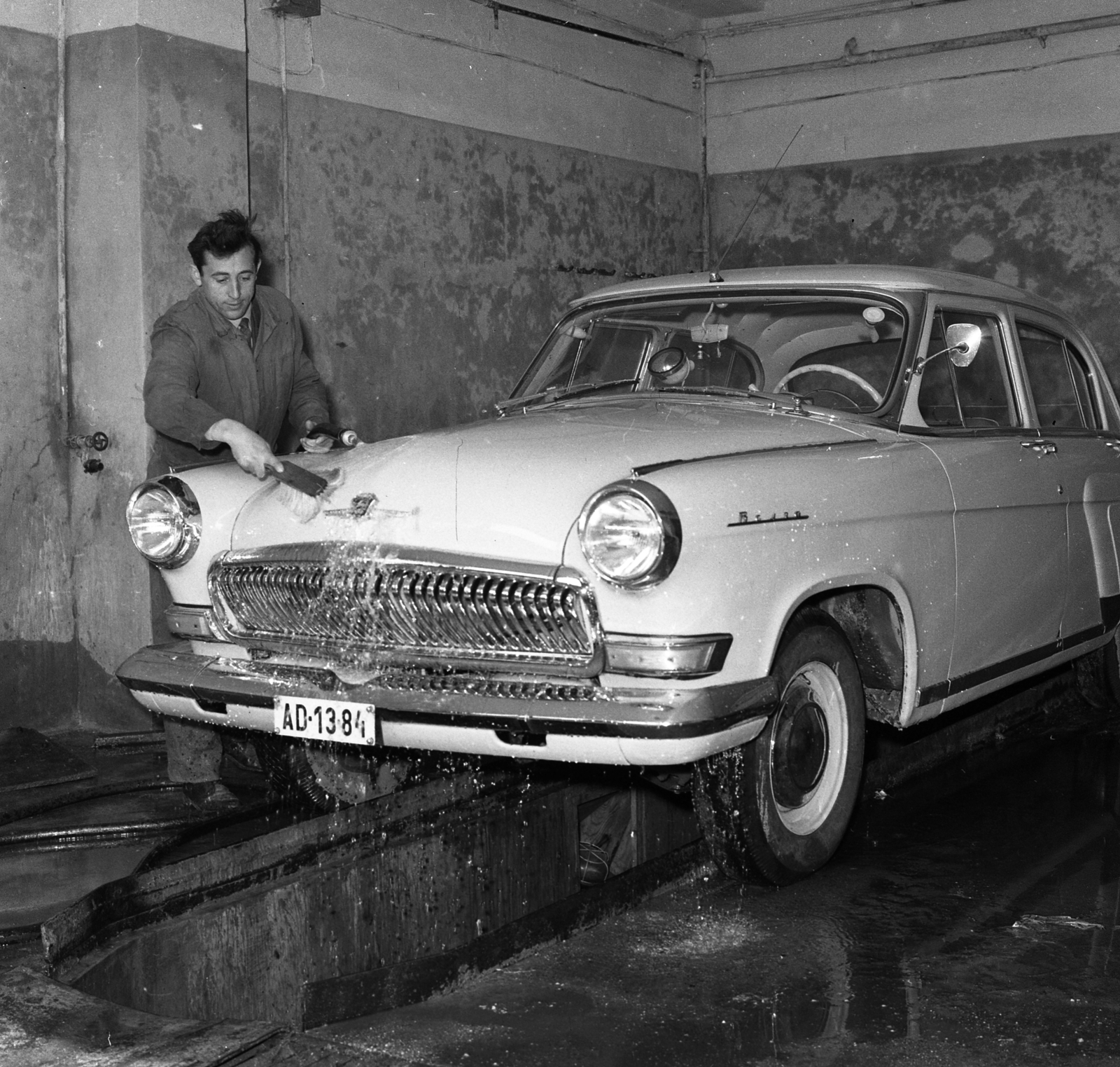 Hungary, Veszprém, Bajcsy-Zsilinszky Endre utca 34., Veszprém Megyei Rendőr-főkapitányság, garázs., 1966, Magyar Rendőr, M21 Wolga, car wash, number plate, Fortepan #65321