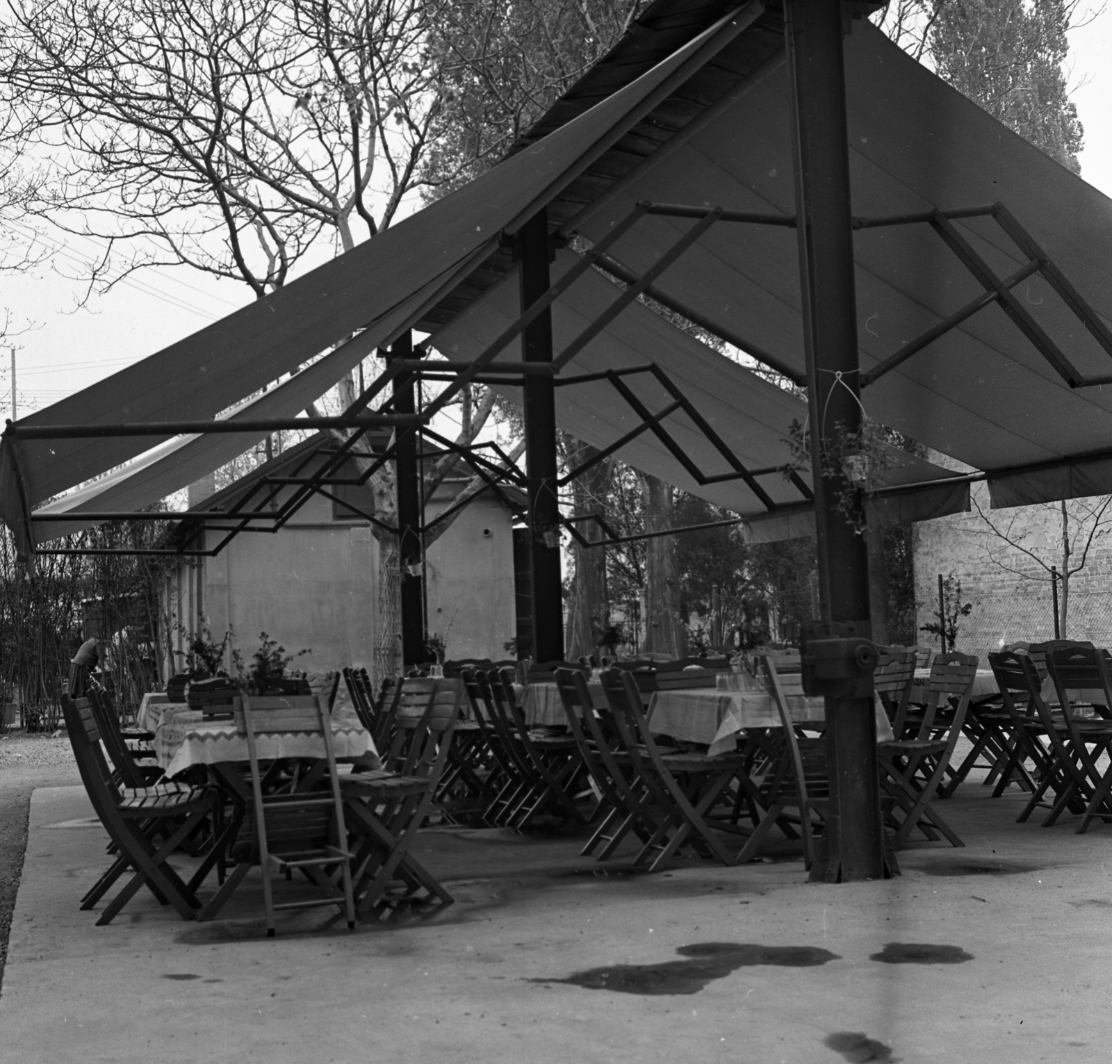 Magyarország, Budapest III., Római part, Kossuth Lajos üdülőpart, BM vízitelep., 1966, Magyar Rendőr, Budapest, modern építészet, összecsukható szék, Fortepan #65327