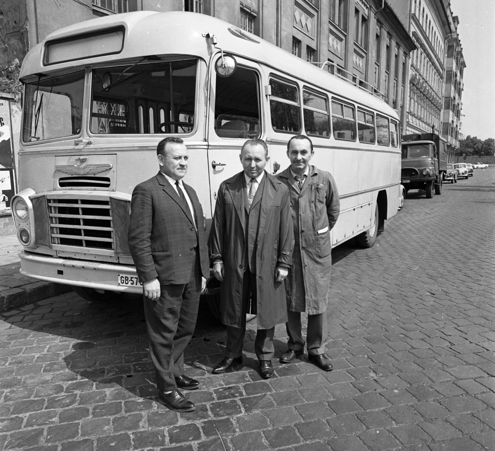 Hungary, Budapest VIII., az autóbusz a Teleki László tér 17. BM garázs előtt áll, jobbra hátul a Fiumei (Mező Imre) út., 1966, Magyar Rendőr, bus, commercial vehicle, Ikarus-brand, Budapest, Fortepan #65331