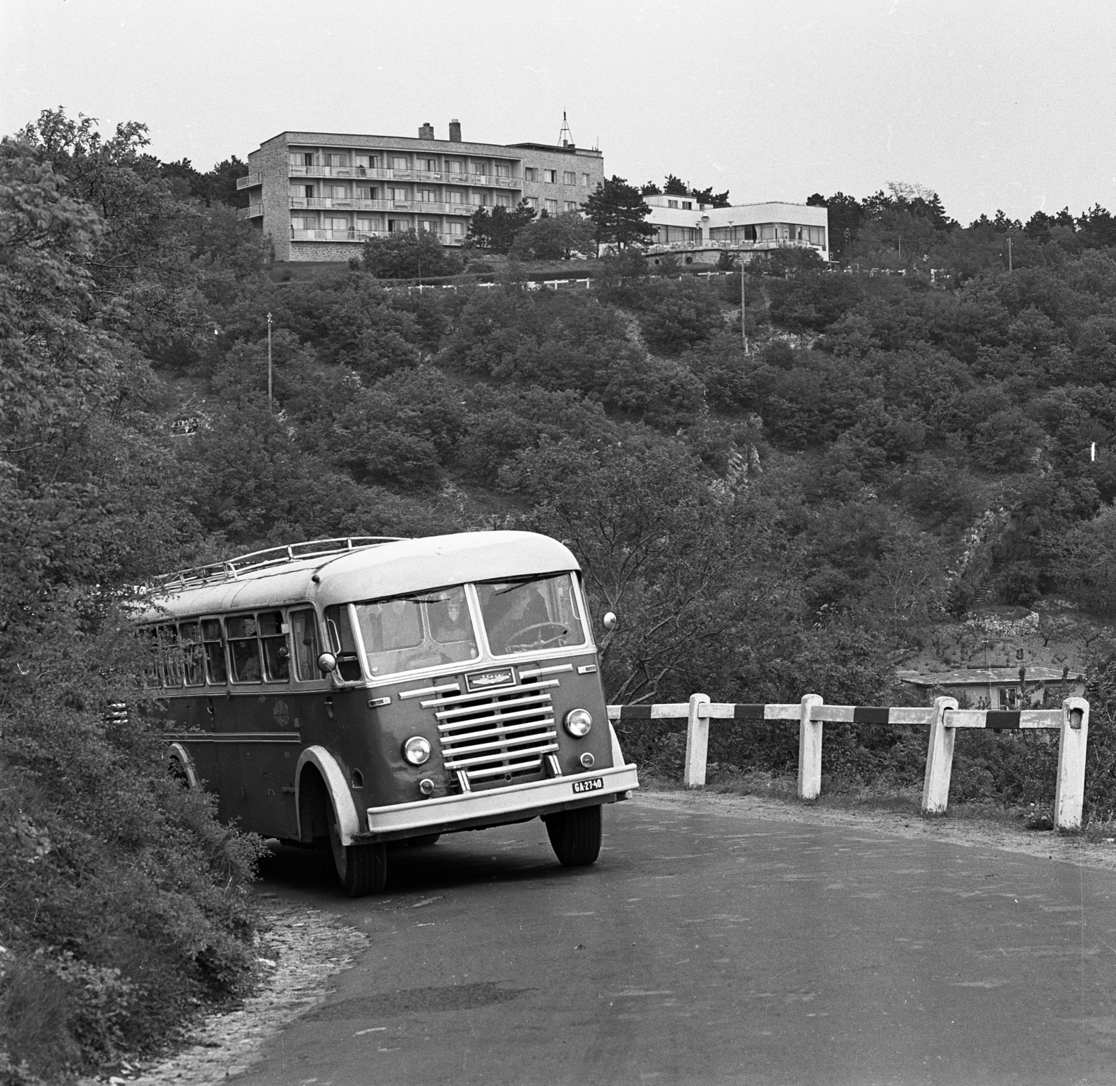 Hungary, Pécs, Mecsekoldal a Kikelet szállóval., 1966, Magyar Rendőr, bus, Hungarian brand, Ikarus-brand, Fortepan #65334