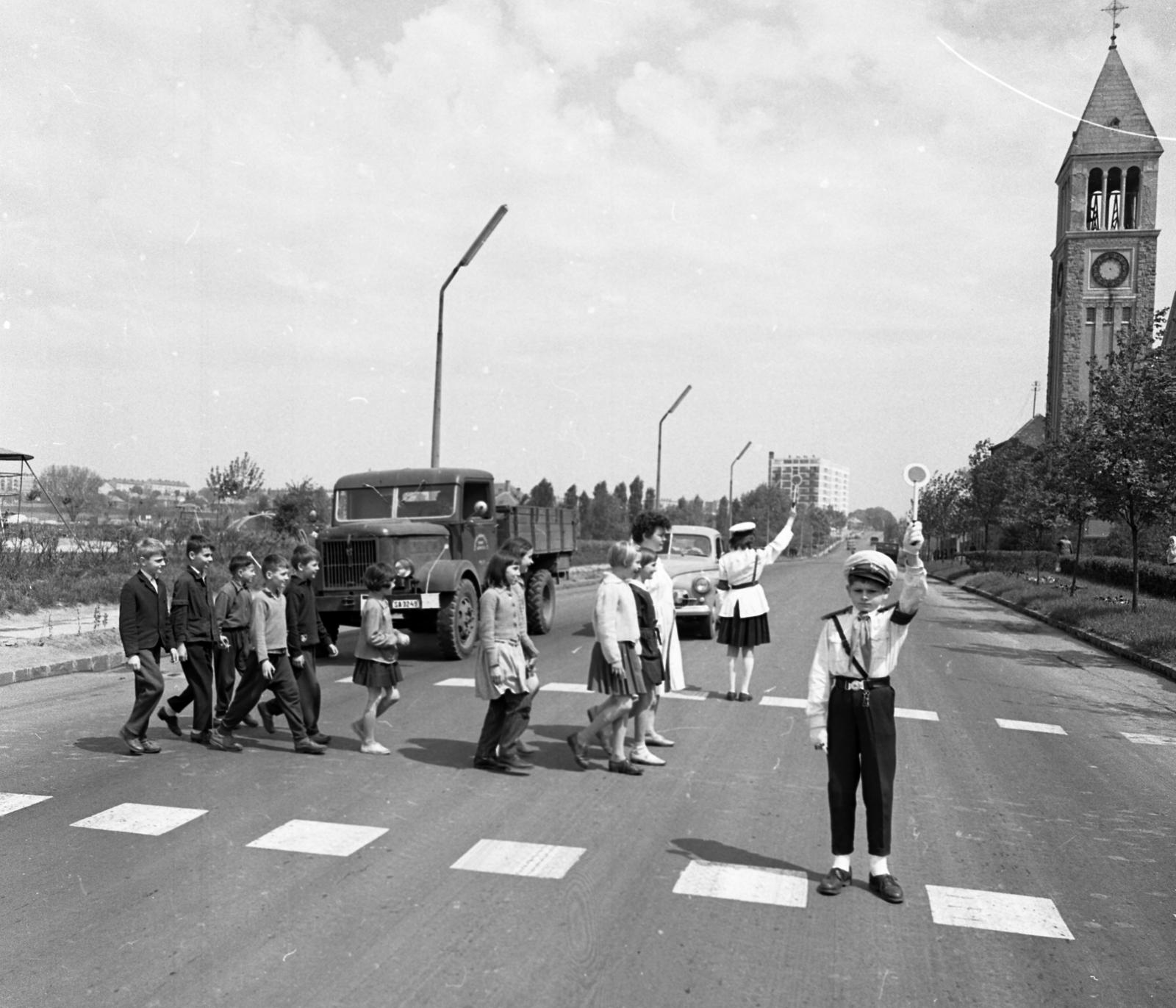 Hungary, Pécs, Zsolnay Vilmos (Fürst Sándor) utca (6-os főút) a Puskin térnél, jobbra a Gyárvárosi Munkás Szent József-templom., 1966, Magyar Rendőr, crosswalk, Fortepan #65336