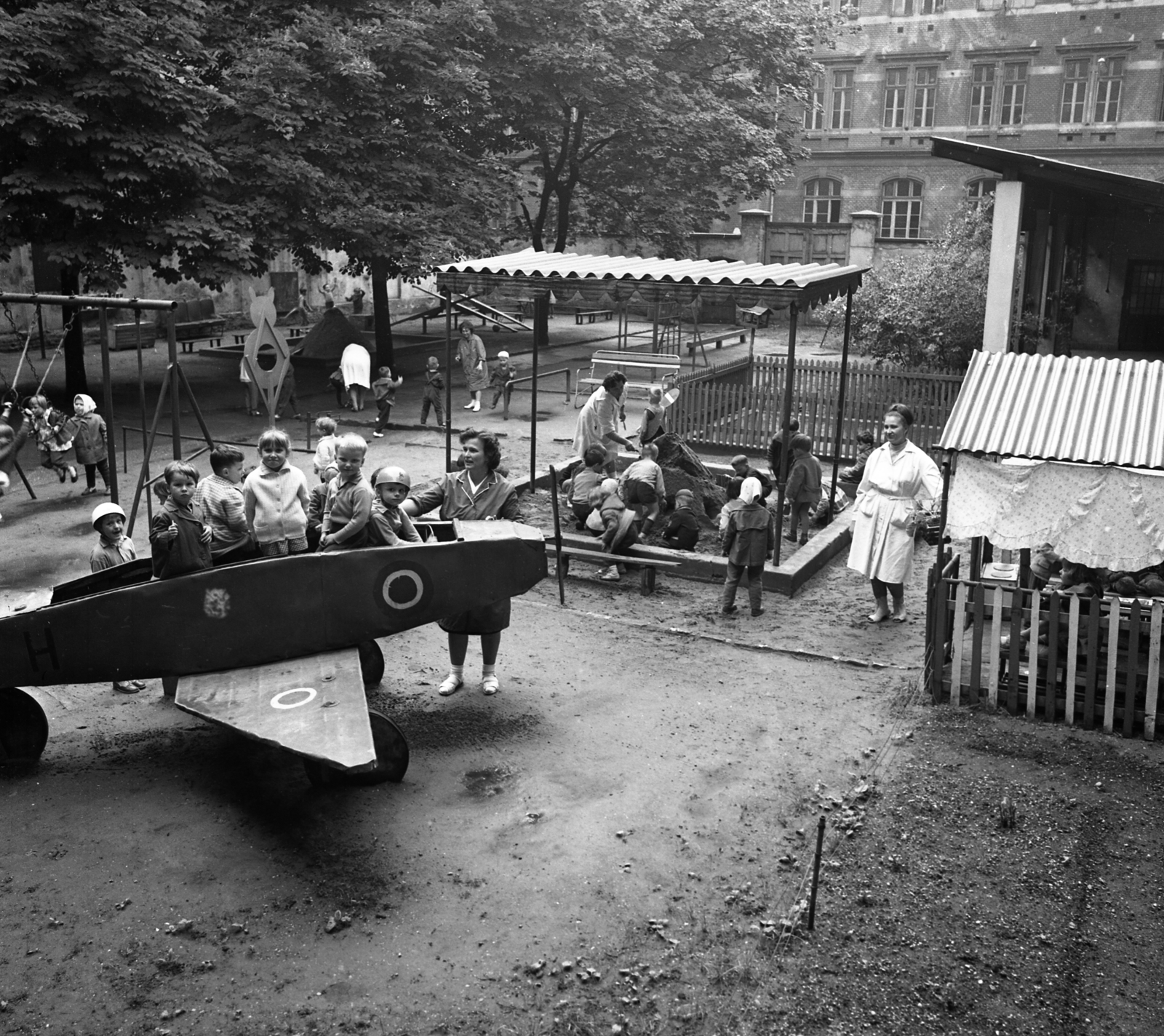 Hungary, Budapest VIII., Bezerédj (Bezerédi) utca 17., a BM óvoda udvara, háttérben a 16/a szám alatti Általános Iskola., 1966, Magyar Rendőr, swing, airplane, nursery, kids, sandpit, bench, Budapest, Fortepan #65344