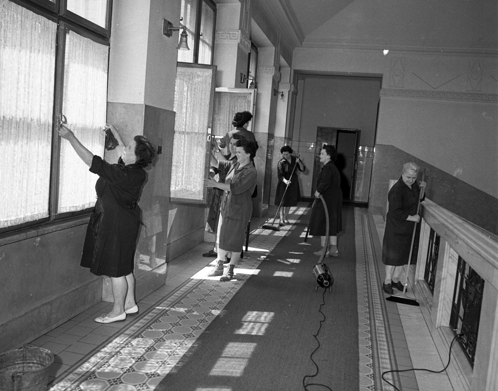 Hungary, Budapest V., a Belügyminisztérium lépcsőháza., 1966, Magyar Rendőr, Budapest, women, woman's shoe, cleaning lady, cleaning, overall, Fortepan #65346