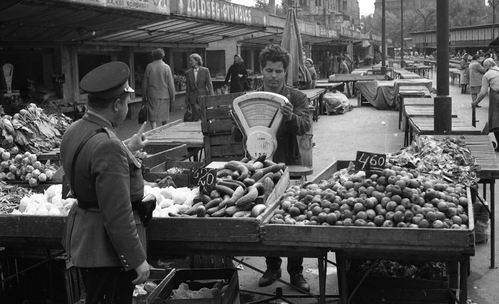 Hungary, Budapest XIII., Lehel (Élmunkás) téri piac., 1966, Magyar Rendőr, cop, Budapest, greengrocer, scale, seller, Fortepan #65348