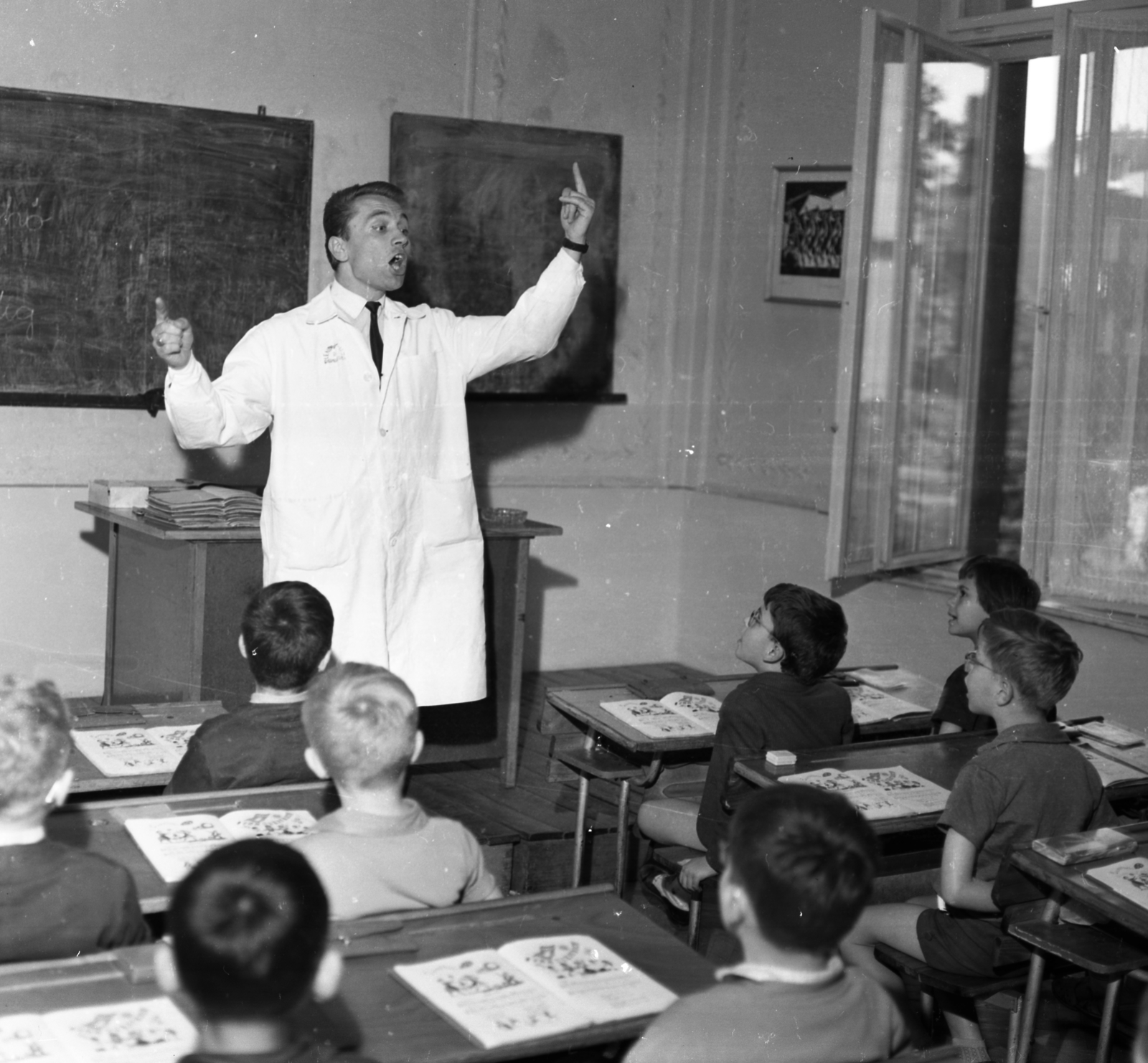 Hungary, Budapest VI., Lendvay utca 5., a BM iskolája, a felvétel egy énekórán készült., 1966, Magyar Rendőr, school, blackboard, teacher, singing, hands behind the back, Budapest, Fortepan #65350