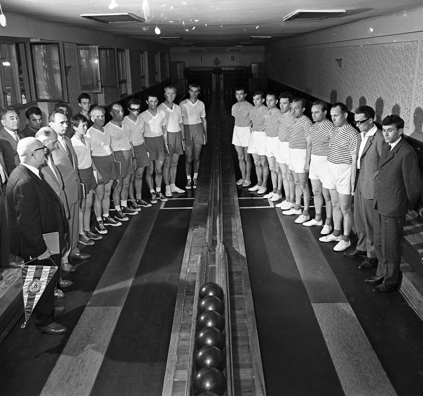 Hungary, Budapest XIII., Dagály utca 20., az Újpesti Dózsa tekepályája, a szakosztály tagjainak csoportképe., 1966, Magyar Rendőr, bowling, Budapest, bowling alley, Fortepan #65351
