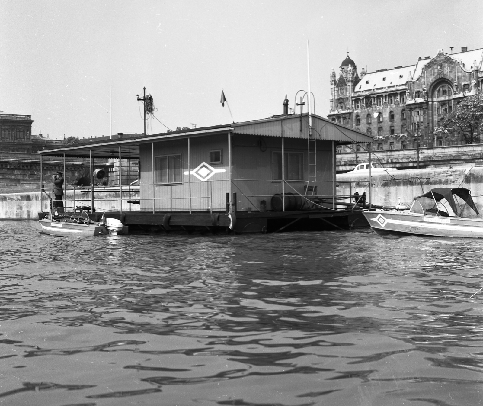 Magyarország, Budapest V., Vízirendészeti Rendőrörs a Széchenyi Lánchíd pesti hídfőjénél. Háttérben a Széchenyi István (Roosevelt) téren a Gresham-palota a Dunáról nézve., 1966, Magyar Rendőr, szálloda, szecesszió, motorcsónak, palota, Budapest, Quittner Zsigmond-terv, Vágó József-terv, Art Nouveau, Fortepan #65354