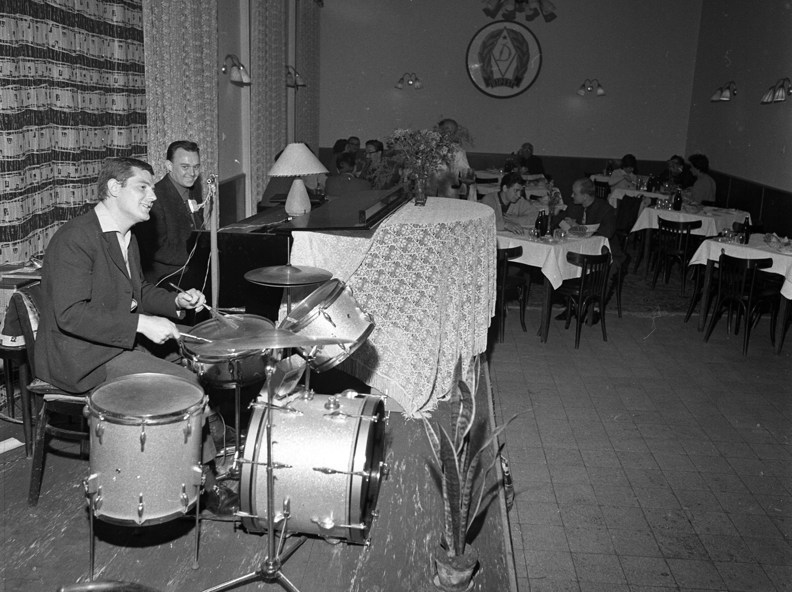 Hungary, Budapest VI., Eötvös utca 7., a Pest megyei Rendőr Főkapitányság klubja., 1966, Magyar Rendőr, Budapest, drum, piano, drummer, cymbal, Fortepan #65363
