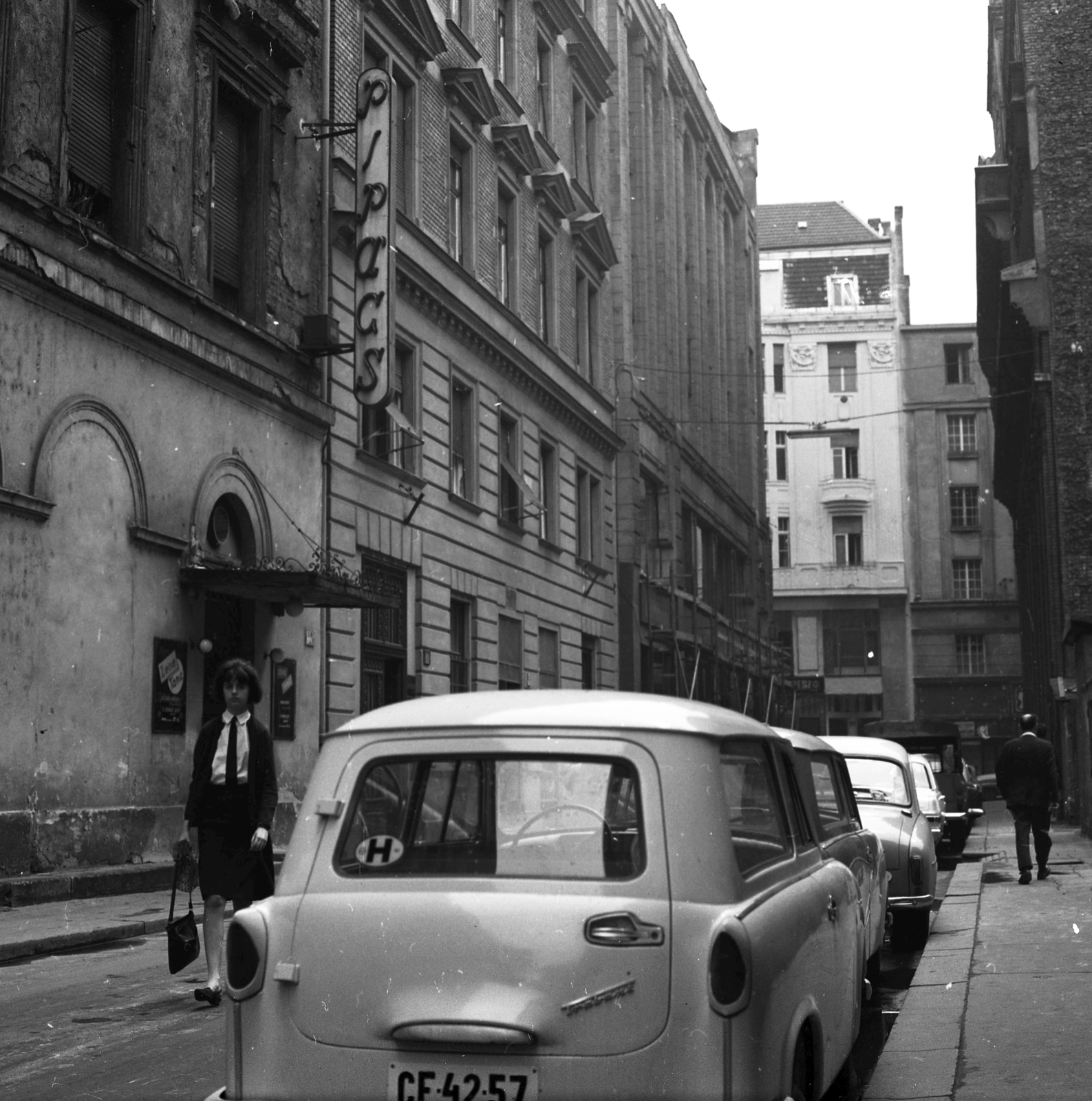Hungary, Budapest V., Aranykéz utca a Régi posta utca felé nézve., 1966, Magyar Rendőr, Trabant-brand, number plate, Budapest, Fortepan #65367