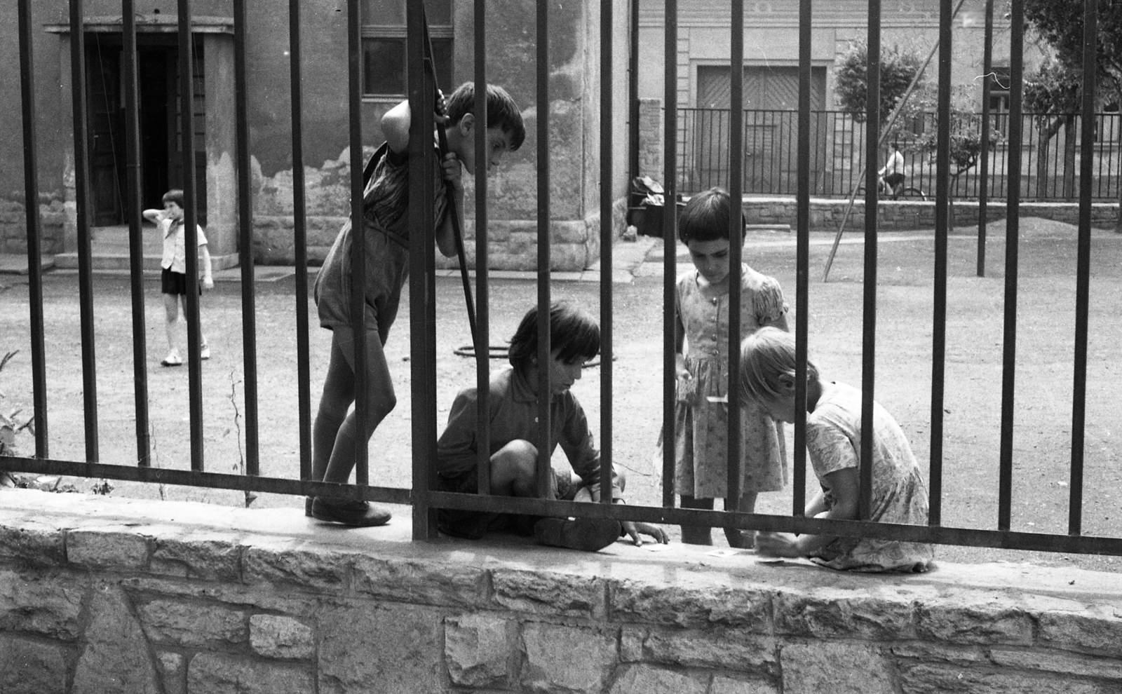 Magyarország, Vác, Dr. Csányi László körút (Lenin út), szemben a Báthori Utcai Általános Iskola udvara, jobbra a háttérben a Görgey Artúr (Beloiannisz) utca 55. számú ház., 1966, Magyar Rendőr, játék, gyerekek, iskolaudvar, Fortepan #65379