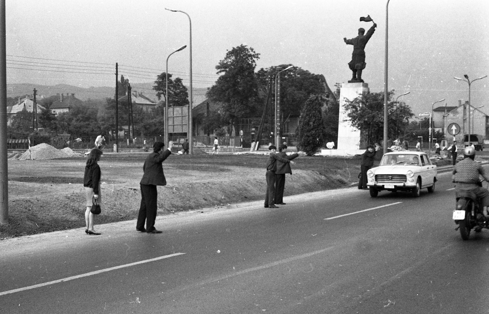 Hungary, Budapest XI., stopposok a Balatoni útnál, háttérben a Budaörsi út és az Osztapenko szobor., 1966, Magyar Rendőr, youth, sculpture, street view, automobile, Peugeot-brand, hitchhiking, Ostapenko Ilya portrayal, Budapest, Fortepan #65381