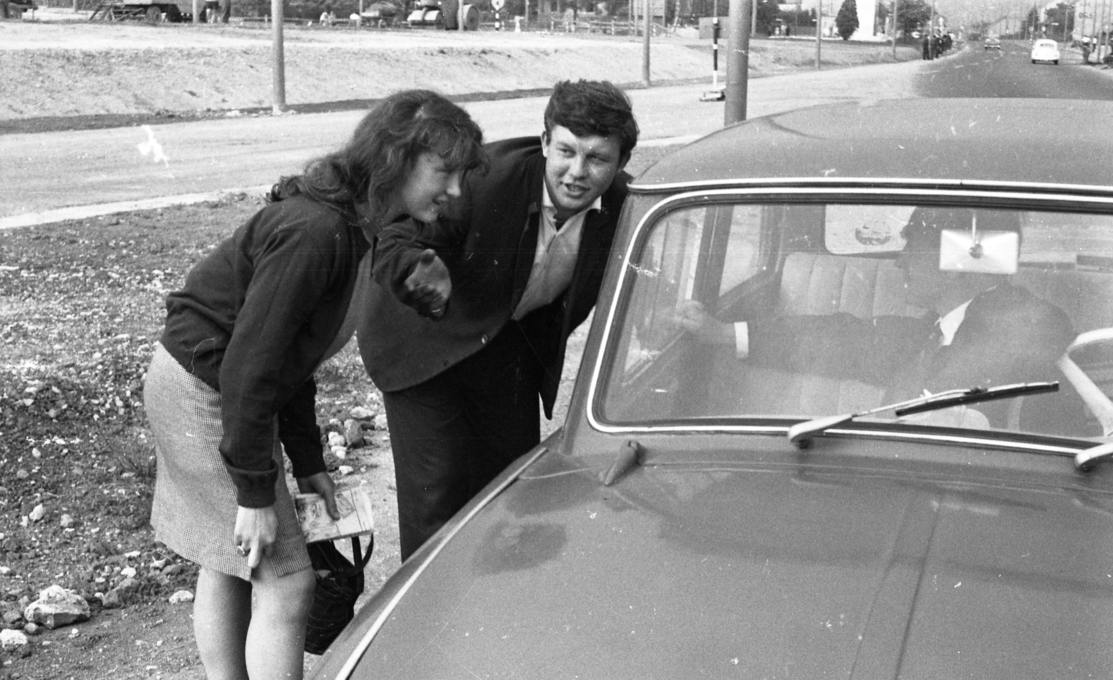 Hungary, Budapest XI., stopposok a Balatoni útnál, az Osztapenko szobor közelében. Jobbra szemben a Budaörsi út., 1964, Magyar Rendőr, map, youth, skirt, automobile, windshield wiper, Budapest, rear-view mirror, hitchhiking, Fortepan #65383