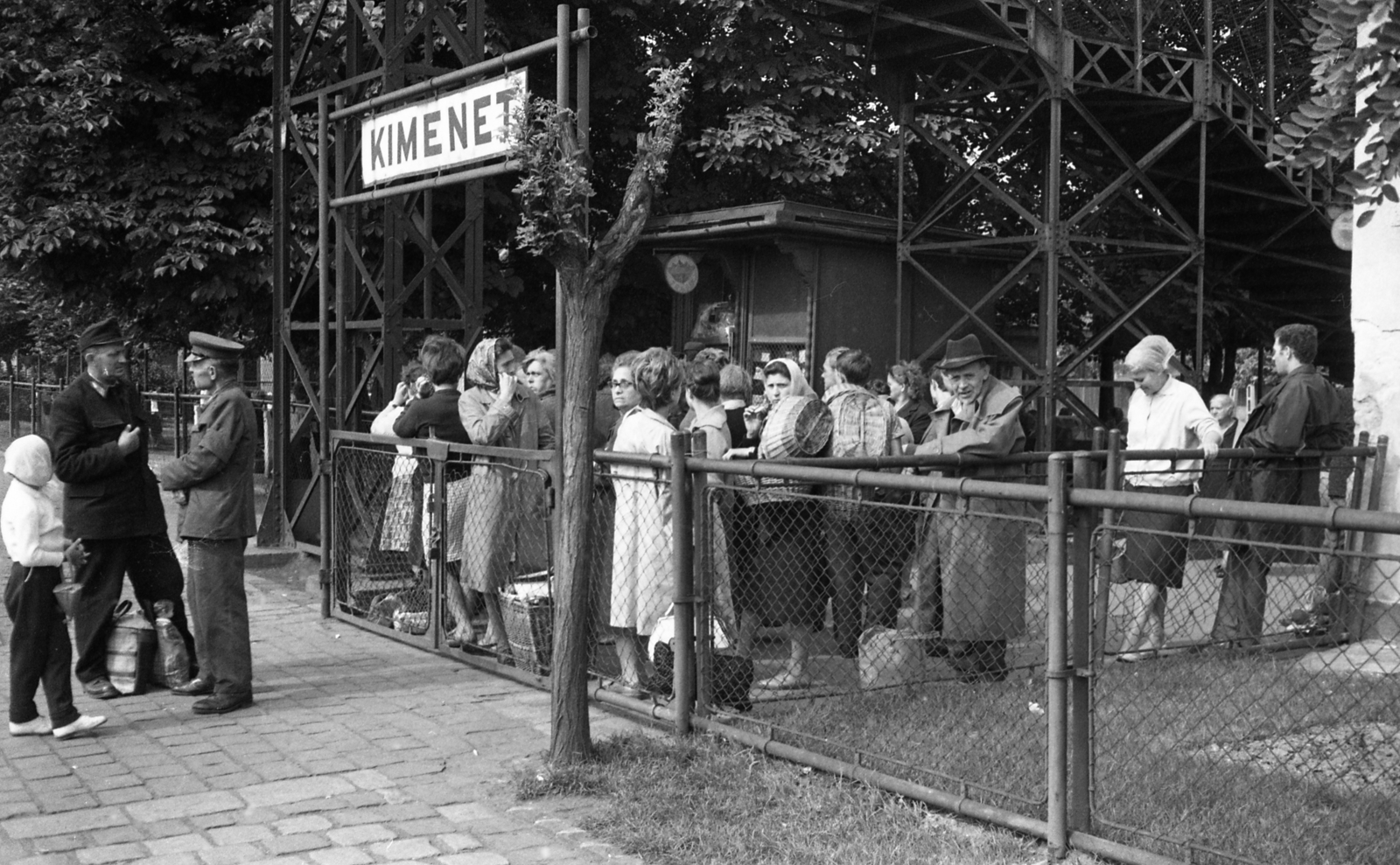 Hungary, Budapest XV.,Budapest IV., Rákospalota - Újpest vasútállomás., 1966, Magyar Rendőr, mass, tobacco shop, basket, fence, train station, railroader, overpass, bag, Budapest, Fortepan #65390