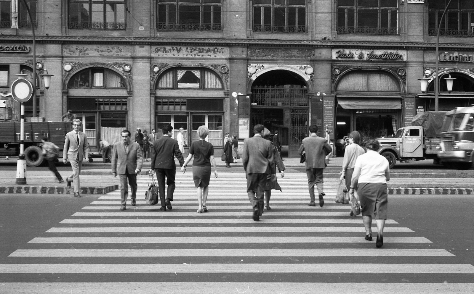 Hungary, Budapest VII., Károly (Tanács) körút 9., 1966, Magyar Rendőr, bus, commercial vehicle, street view, genre painting, Budapest, crosswalk, Fortepan #65396