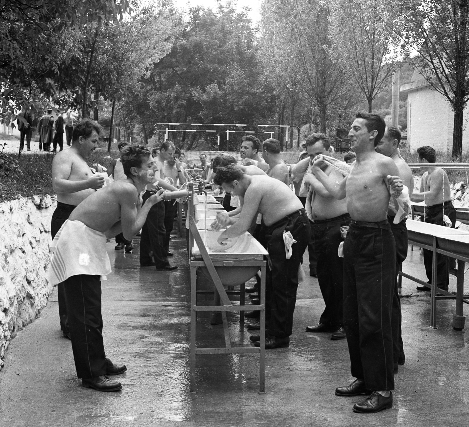 Magyarország,Balaton, Csopak, BM kiképző tábor., 1966, Magyar Rendőr, félmeztelen, tisztálkodás, borotválkozás, Fortepan #65401