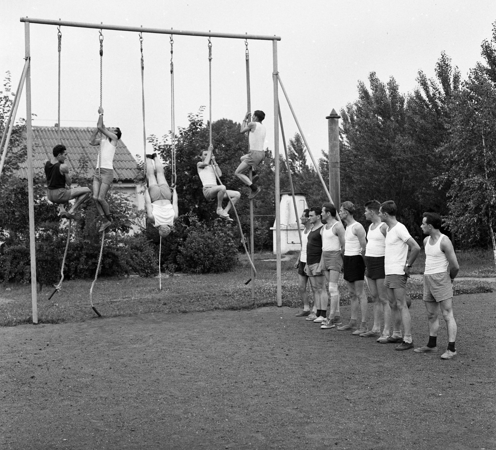 Magyarország,Balaton, Csopak, BM kiképző tábor., 1966, Magyar Rendőr, kötél, gyűrű, tornaszer, tornaruha, kötélmászás, lógás, tornasor, Fortepan #65402