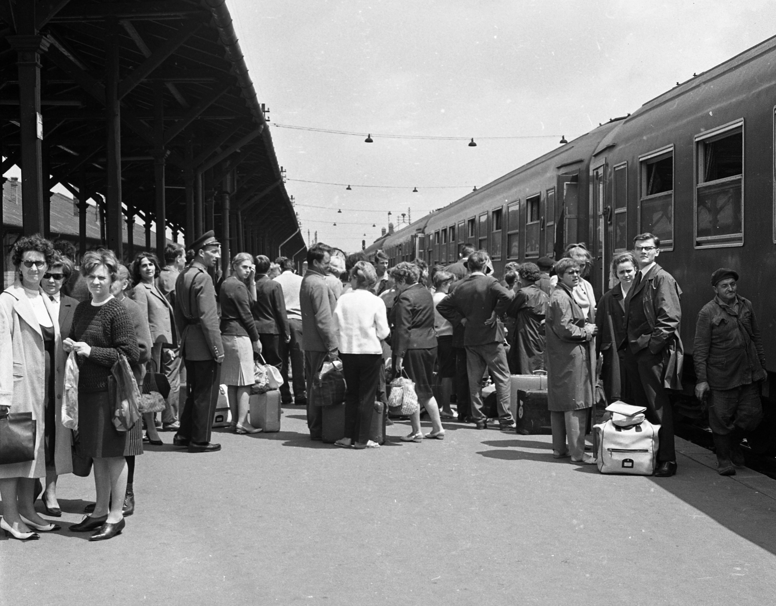 Hungary, Budapest VI., Nyugati pályaudvar, kűlső vágányok., 1966, Magyar Rendőr, genre painting, cop, suitcase, string bag, nylon fabric jacket, passenger, train, Budapest, Fortepan #65404