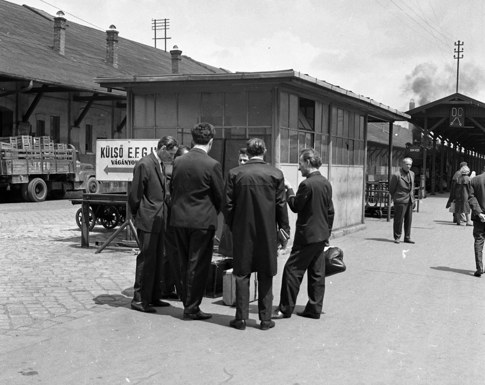 Hungary, Budapest VI., Nyugati pályaudvar, kűlső vágányok., 1966, Magyar Rendőr, commercial vehicle, genre painting, suitcase, nylon fabric jacket, companionship, passenger, Budapest, Fortepan #65406