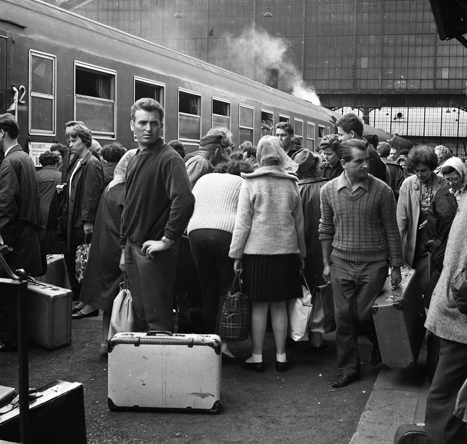 Hungary, Budapest VI., Nyugati pályaudvar., 1966, Magyar Rendőr, suitcase, travelling, passenger, train, Budapest, Gustave Eiffel-design, Fortepan #65408