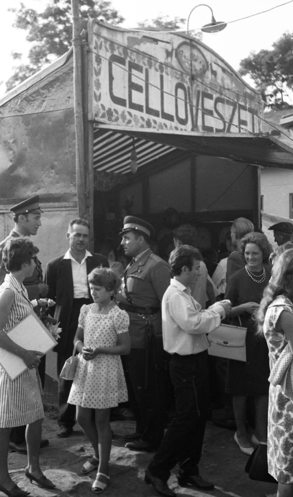 Hungary, Taktaharkány, búcsú., 1966, Magyar Rendőr, sign-board, genre painting, cop, shooting-gallery, Fortepan #65413