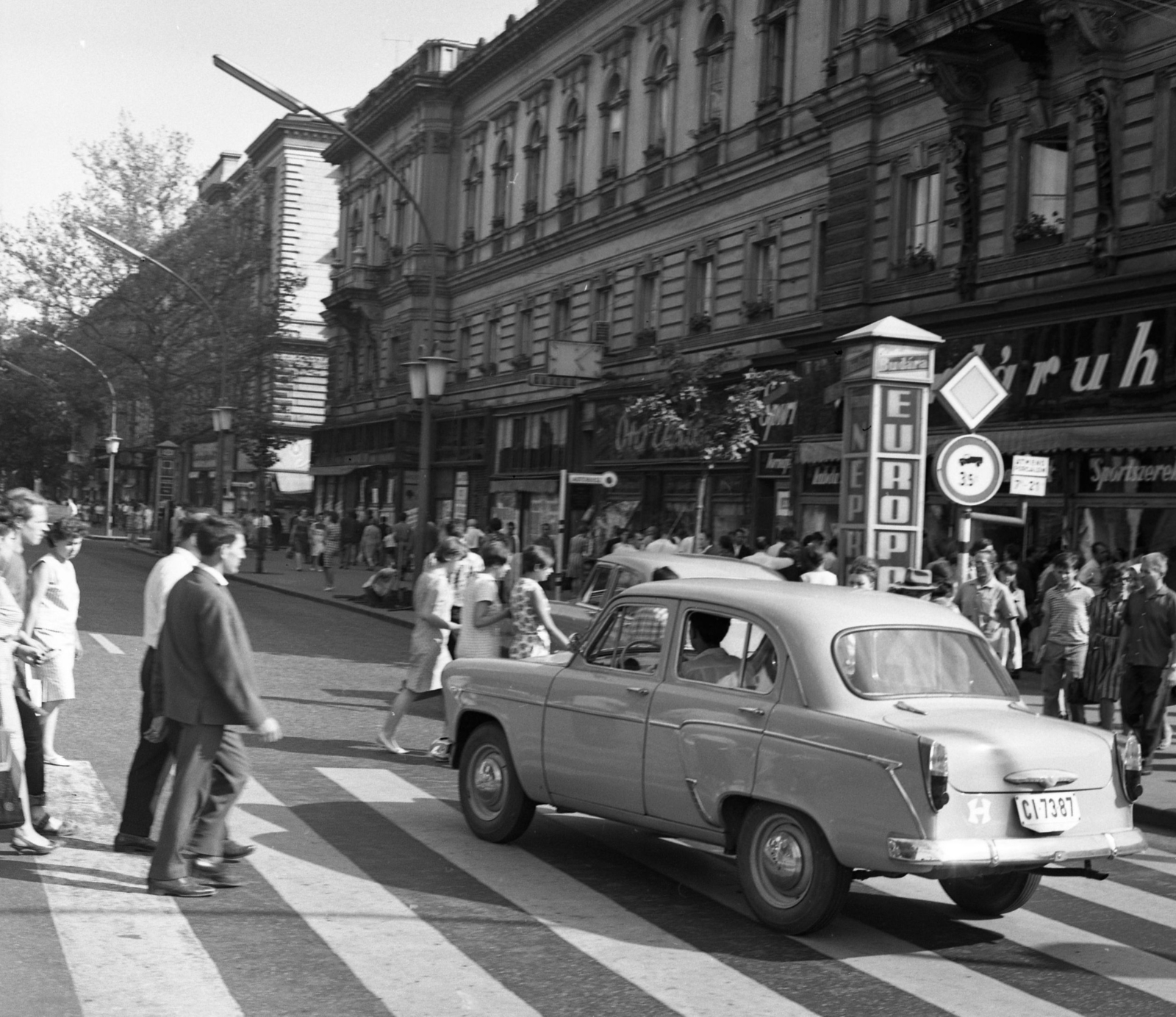 Magyarország, Budapest VI., Teréz (Lenin) körút a Nyugati (Marx) térről nézve., 1966, Magyar Rendőr, cégtábla, járókelő, utcakép, életkép, Moszkvics-márka, buszmegálló, lámpaoszlop, rendszám, neon lámpa, Budapest, gyalogátkelő, Moszkvics 407, Fortepan #65417