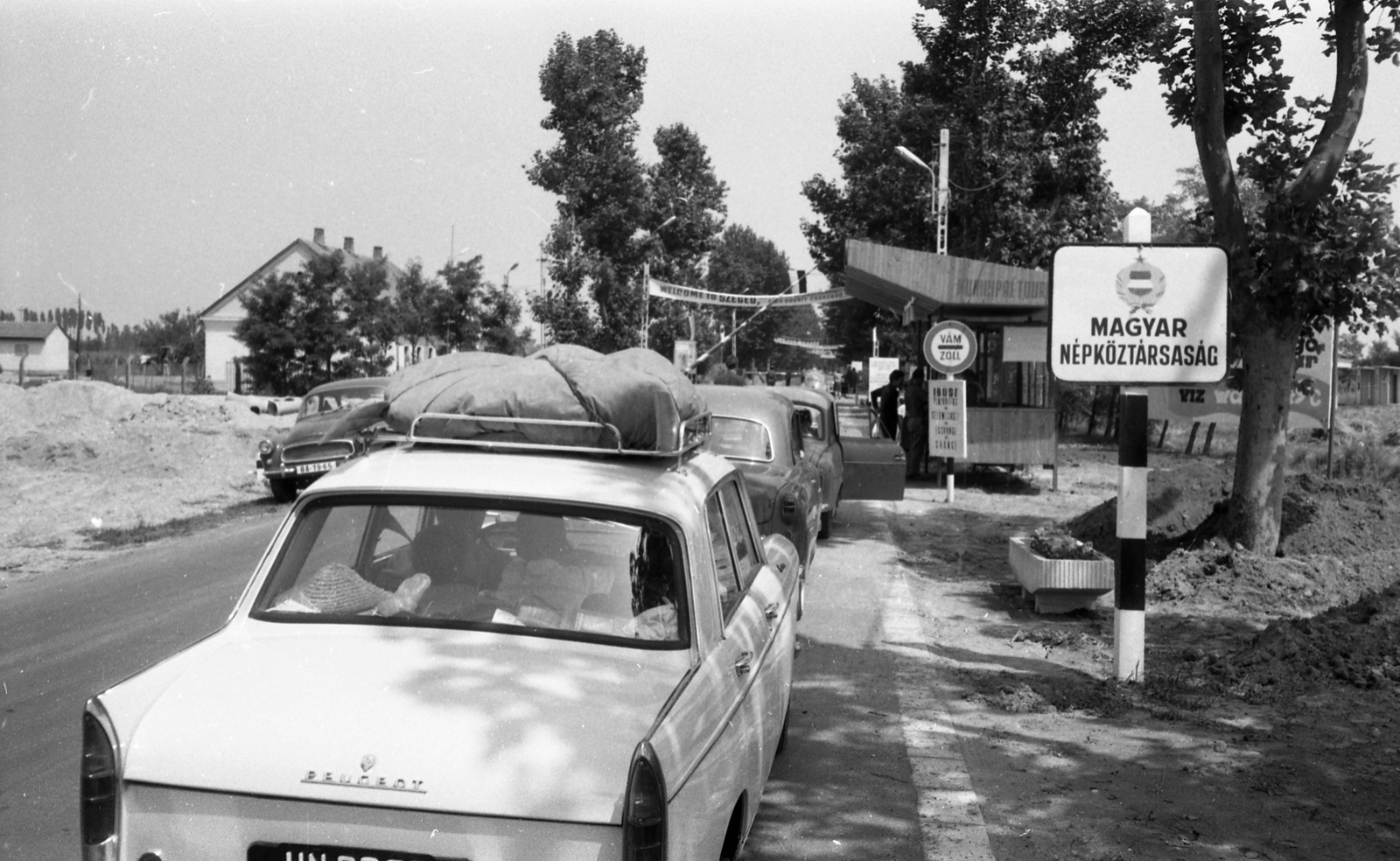 Hungary, Röszke, határátkelő., 1966, Magyar Rendőr, border crossing, Peugeot-brand, number plate, roof rack, Fortepan #65422