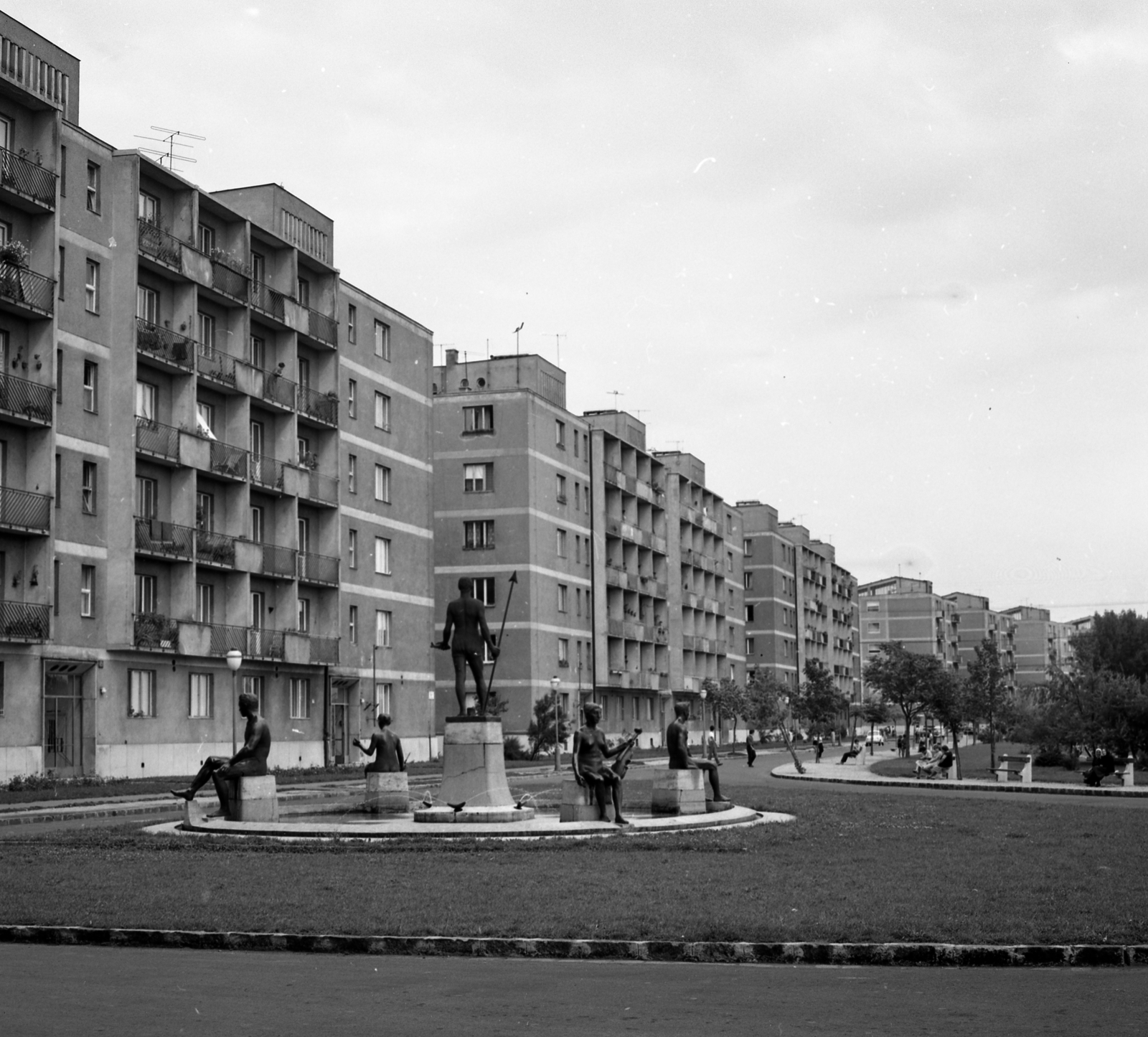Hungary, Budapest XIII., Tahi utca, Vedres Márk szobrászművész alkotása a Béke-kút (1961)., 1966, Magyar Rendőr, blocks, street view, aerial, Budapest, sculptural group, Fortepan #65424