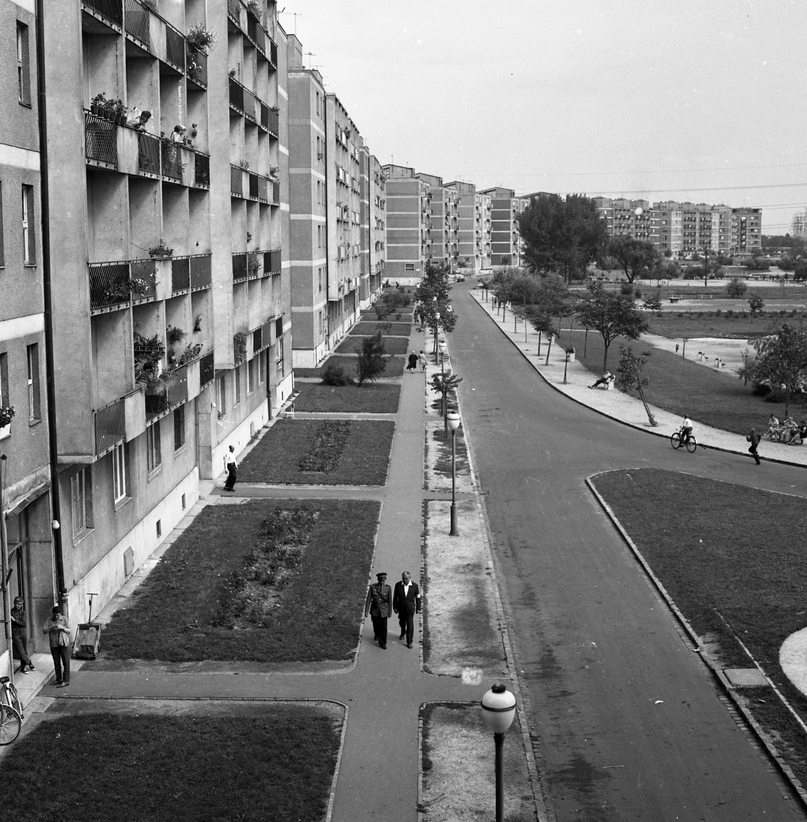 Magyarország, Budapest XIII., Fiastyúk (Thälmann) utcai lakótelep, Tahi utca., 1966, Magyar Rendőr, utcakép, rendőr, Budapest, önkéntes rendőr, Fortepan #65425