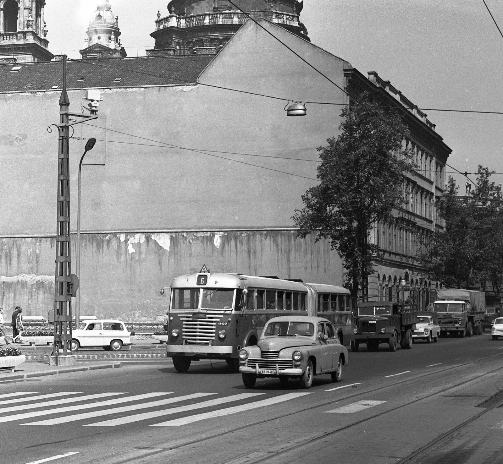 Hungary, Budapest V., Bajcsy-Zsilinszky út a József Attila utca torkolata felől nézve., 1966, Magyar Rendőr, traffic, bus, Trabant-brand, commercial vehicle, street view, lamp post, M20 Pobieda, number plate, Budapest, crosswalk, Fortepan #65427