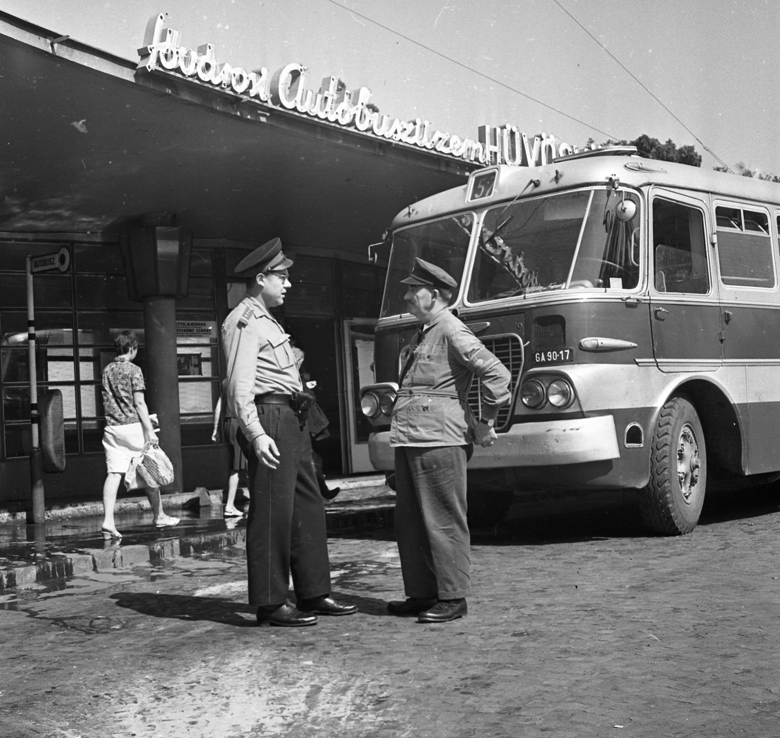 Hungary, Budapest II., Hűvösvölgyi út (Vörös Hadsereg útja), autóbusz-végállomás., 1966, Magyar Rendőr, bus, Ikarus-brand, cop, bus stop, Ikarus 620, number plate, neon sign, Budapest, bus stop, Fortepan #65429