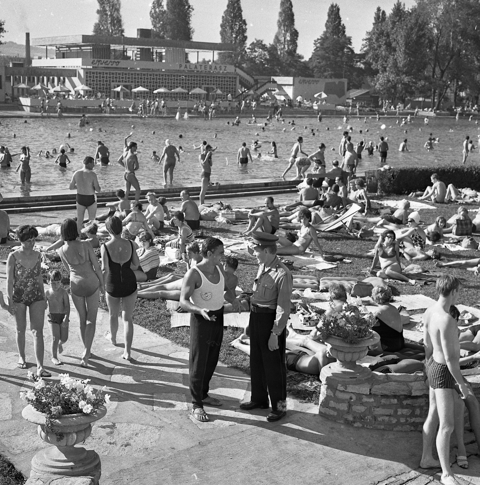 Hungary, Margit Islands, Budapest, Palatinus Strandfürdő., 1966, Magyar Rendőr, bathing suit, cop, summer, thongs, Fortepan #65430