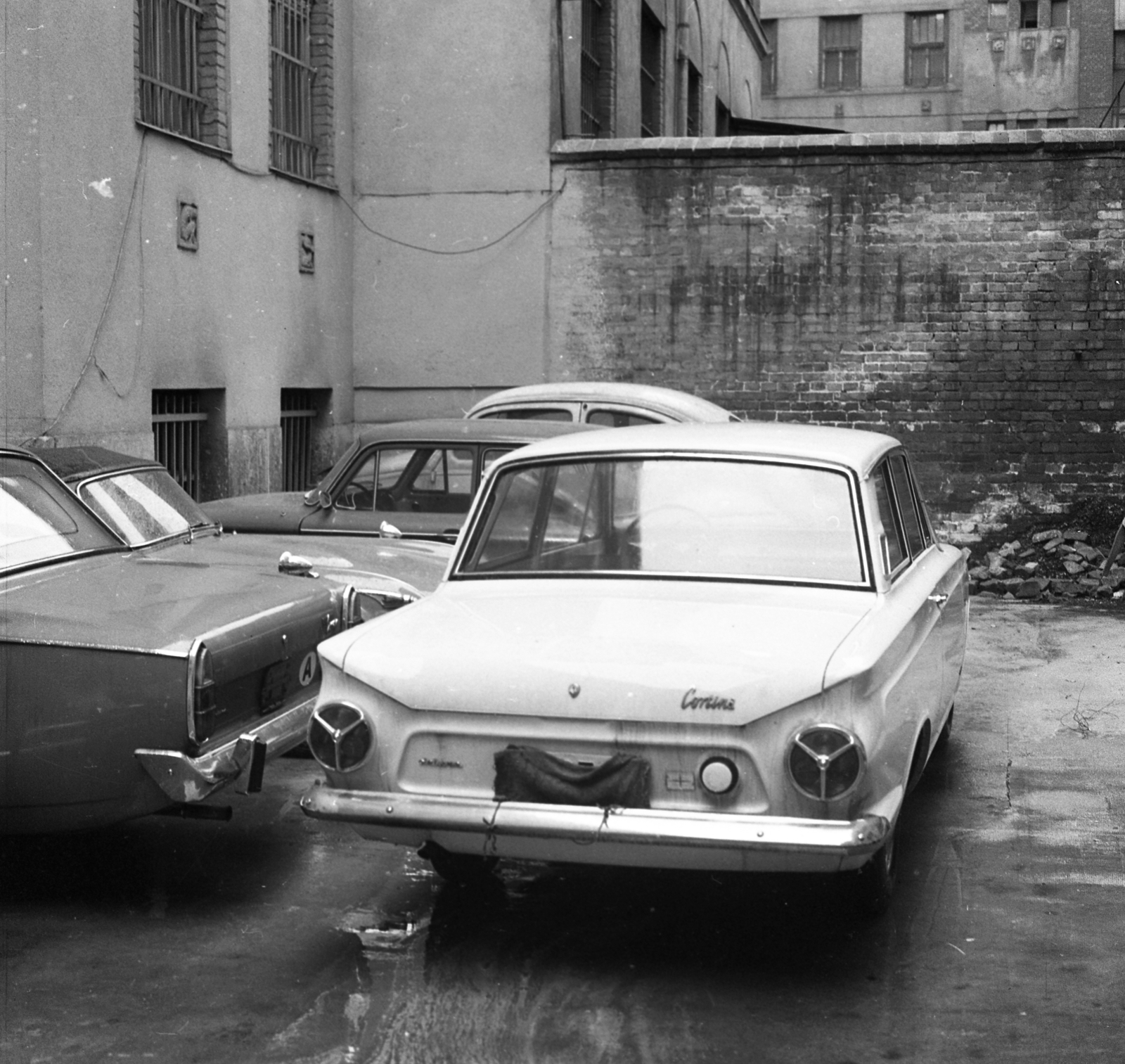 Hungary, Budapest II., Gyorskocsi utca 31., lefoglalt gépjárművek a Budapesti Rendőr Főkapitányság Vizsgálati Főosztályának udvarán. A téglafalon túl Gyorskocsi utca 25. szám alatti a Bűntetésvégrahajtási Intézet udvara., 1966, Magyar Rendőr, Budapest, Fortepan #65431