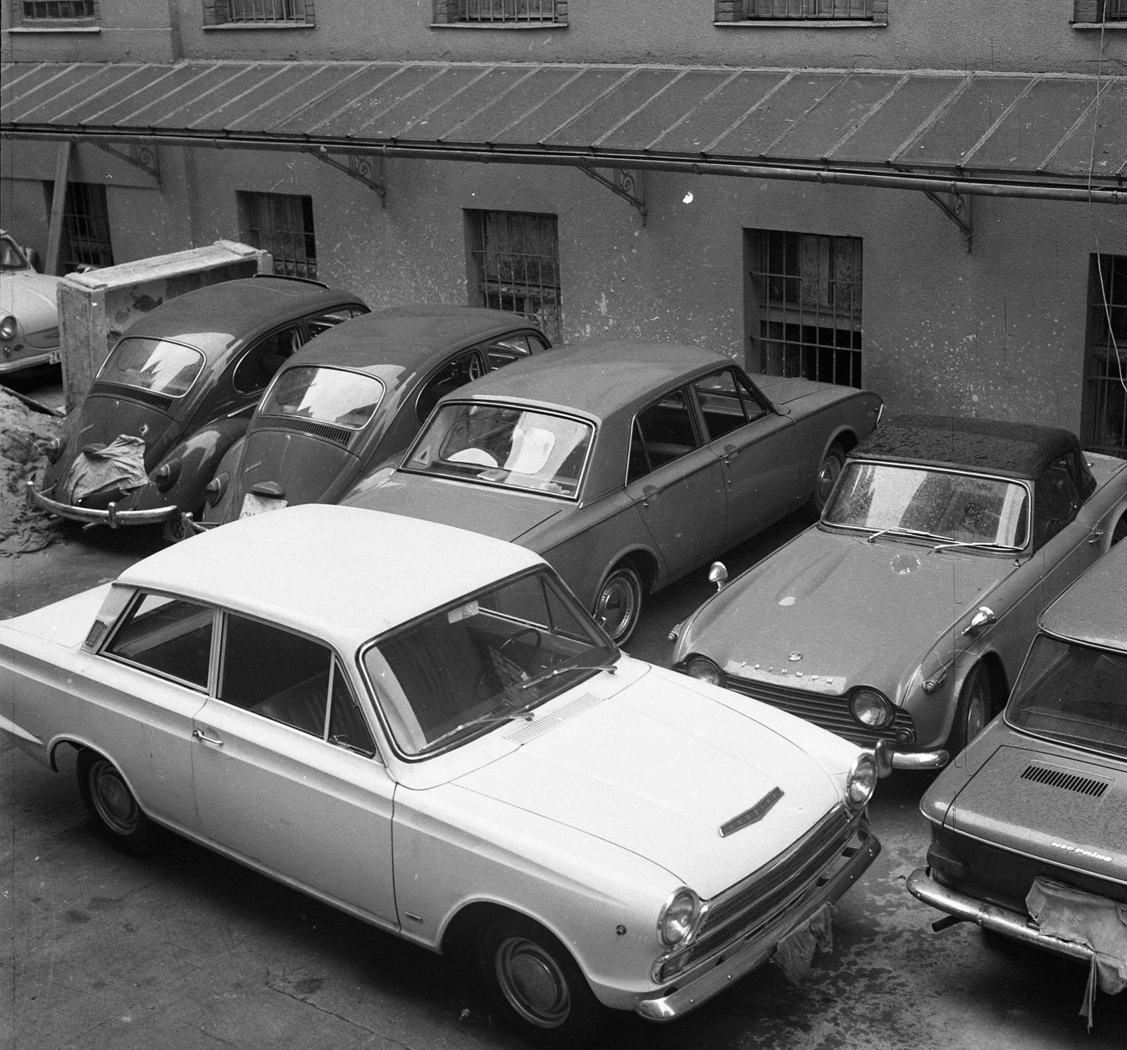 Hungary, Budapest II., Gyorskocsi utca 31., lefoglalt gépjárművek a Budapesti Rendőr Főkapitányság Vizsgálati Főosztályának udvarán., 1966, Magyar Rendőr, Volkswagen-brand, Volkswagen Beetle, Triumph-brand, Budapest, Fortepan #65432