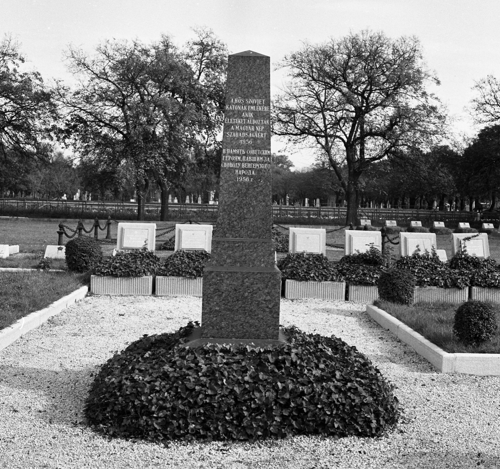 Hungary, Budapest VIII., Fiumei úti Nemzeti Sírkert (Kerepesi temető), szovjet katonai parcella., 1966, Magyar Rendőr, Soviet memorial, Budapest, bilingual sign, Fortepan #65437