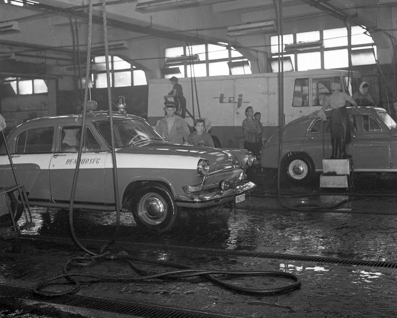 Hungary, Budapest XIV., Miskolci utca 157-159., BM autójavító telep (később III. sz. Autójavító Vállalat)., 1966, Magyar Rendőr, GAZ-brand, szervíz, automobile, M21 Wolga, number plate, police vehicle, car wash, Budapest, Fortepan #65445