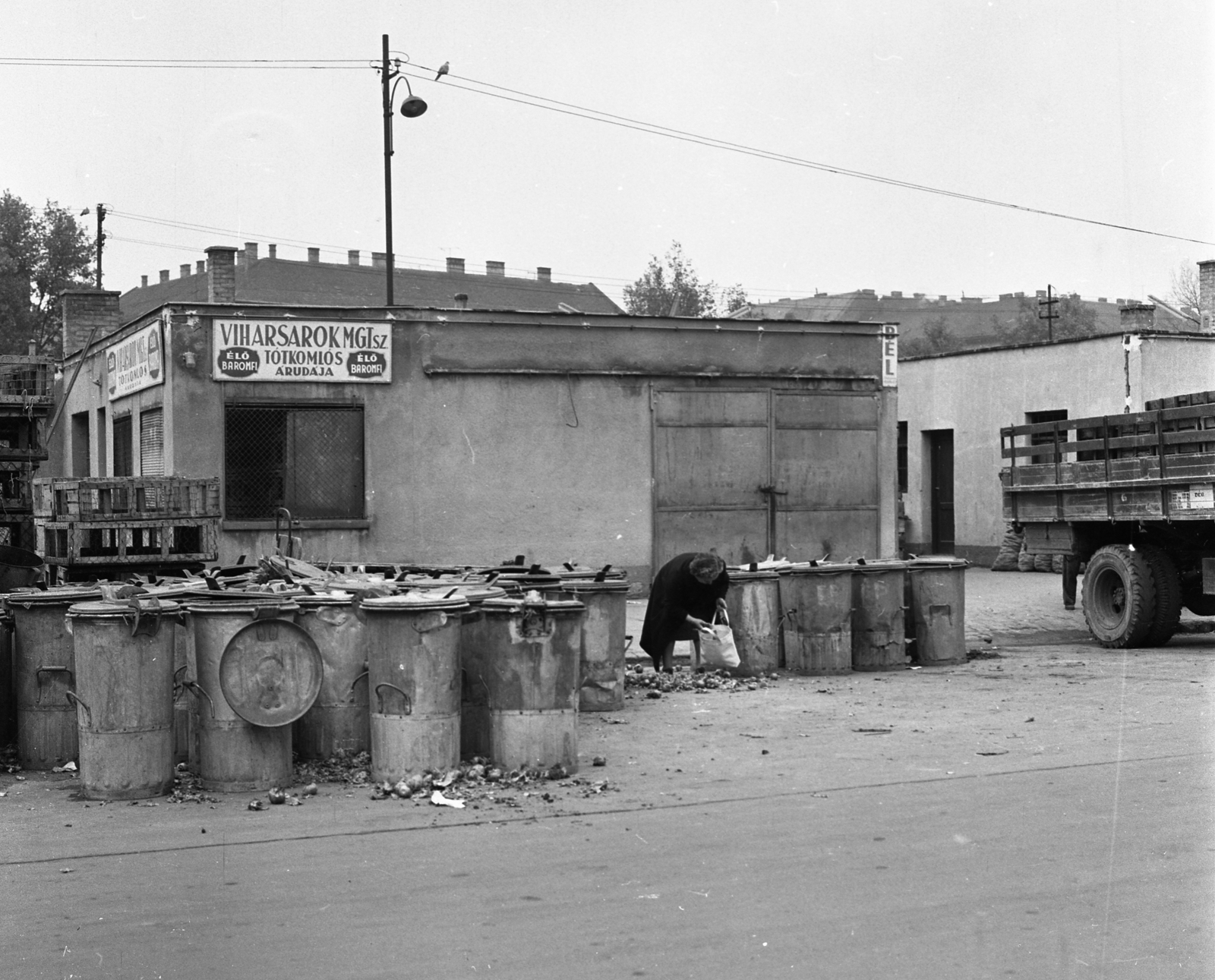 Hungary, Budapest XIII., Lehel (Élmunkás) téri piac., 1966, Magyar Rendőr, sign-board, commercial vehicle, dustbin, Budapest, Fortepan #65454