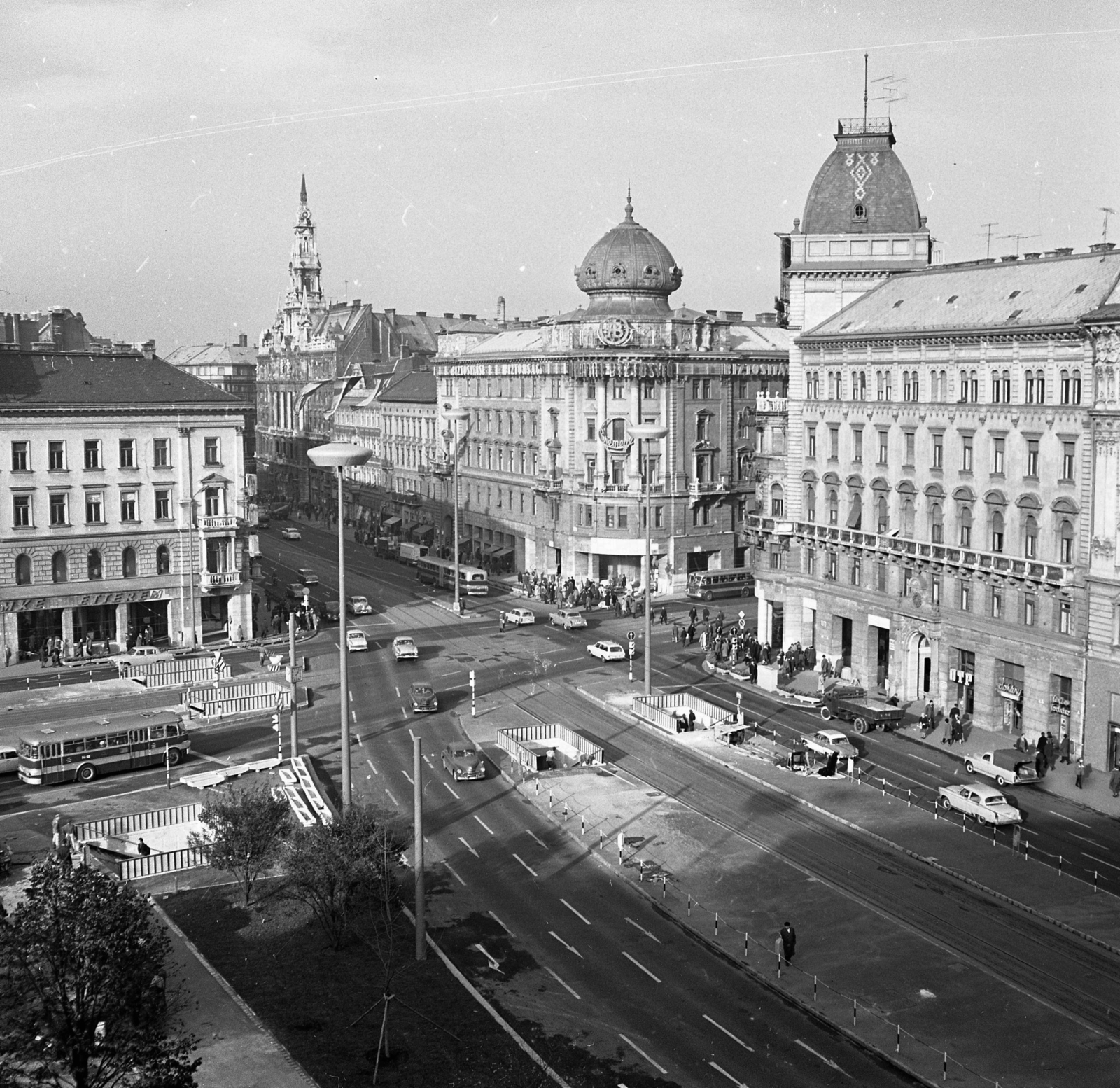 Hungary, Budapest VIII.,Budapest VII., Blaha Lujza tér és a Nagykörút - Rákóczi út kereszteződés., 1966, Magyar Rendőr, traffic, bus, pedestrian, commercial vehicle, street view, genre painting, Ikarus 620, automobile, M21 Wolga, Budapest, Fortepan #65455