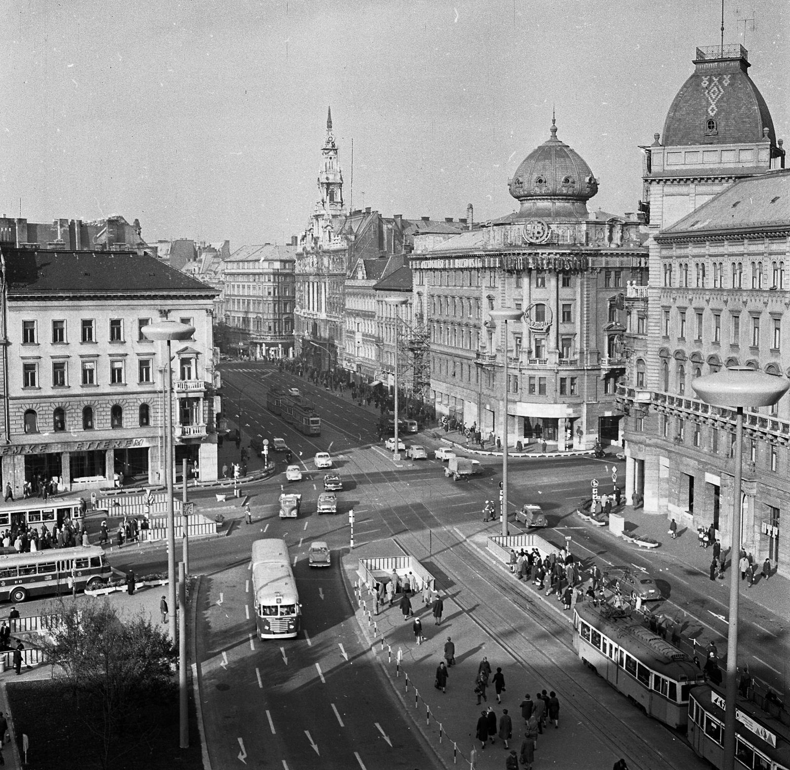 Hungary, Budapest VIII.,Budapest VII., Blaha Lujza tér és a Nagykörút - Rákóczi út kereszteződés., 1966, Magyar Rendőr, traffic, bus, pedestrian, commercial vehicle, street view, genre painting, tram, lamp post, tram stop, automobile, Budapest, Fortepan #65457