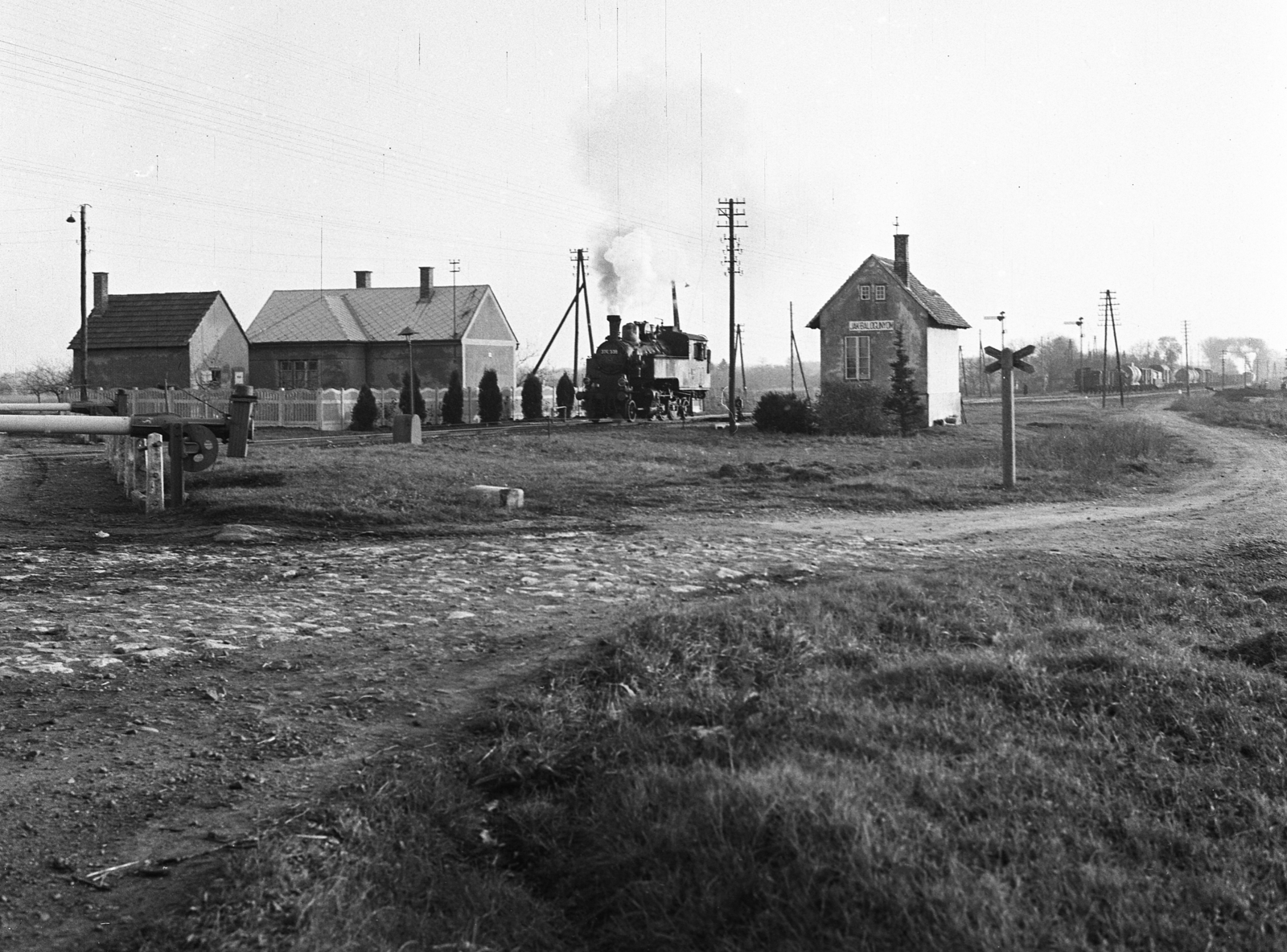 Hungary, Balogunyom, a 86-os főút vasúti átjárója a település határában, jobbra Ják-Balogunyom vasútállomás., 1966, Magyar Rendőr, steam locomotive, railway, barrier, Fortepan #65463