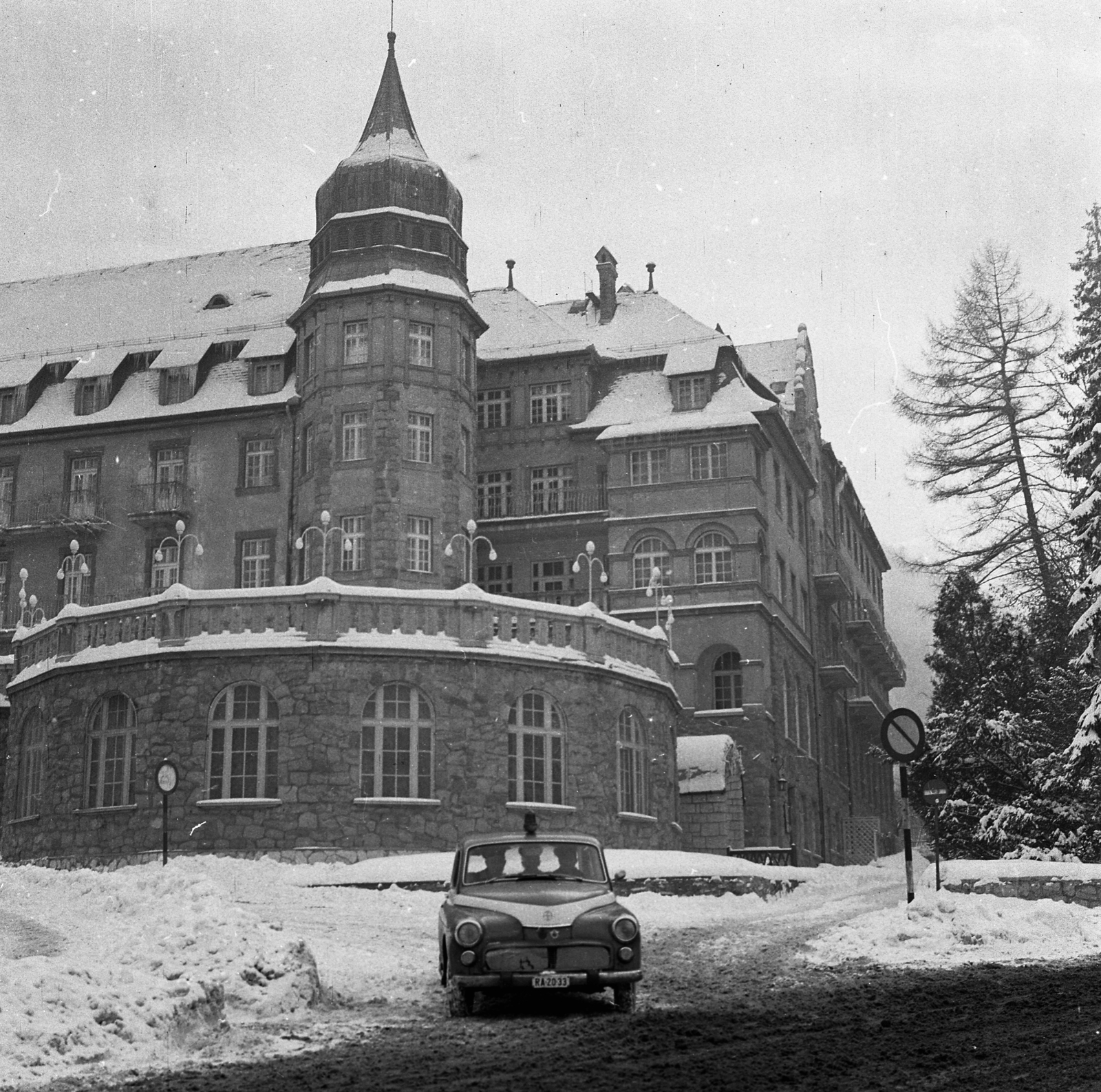Hungary, Lillafüred, Miskolc, Palotaszálló., 1967, Magyar Rendőr, hotel, Renaissance Revival, FSO-brand, police vehicle, Kálmán Lux-design, Fortepan #65472
