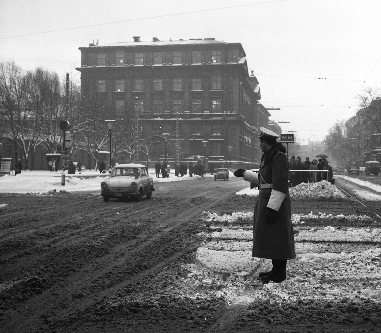 Hungary, Budapest VIII.,Budapest V., Múzeum körút az Astoria kereszteződésből nézve., 1967, Magyar Rendőr, Budapest, directing traffic, Velorex-brand, Fortepan #65475