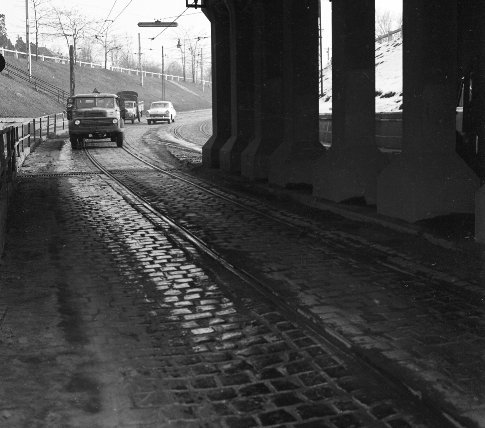 Magyarország, Budapest XV.,Budapest IV., aluljáró a Budapest - Szob vasútvonalnál, a Fóti út irányából a Géza fejedelem (Alkotmány) tér felé nézve., 1967, Magyar Rendőr, teherautó, aluljáró, sínpálya, Budapest, Fortepan #65484