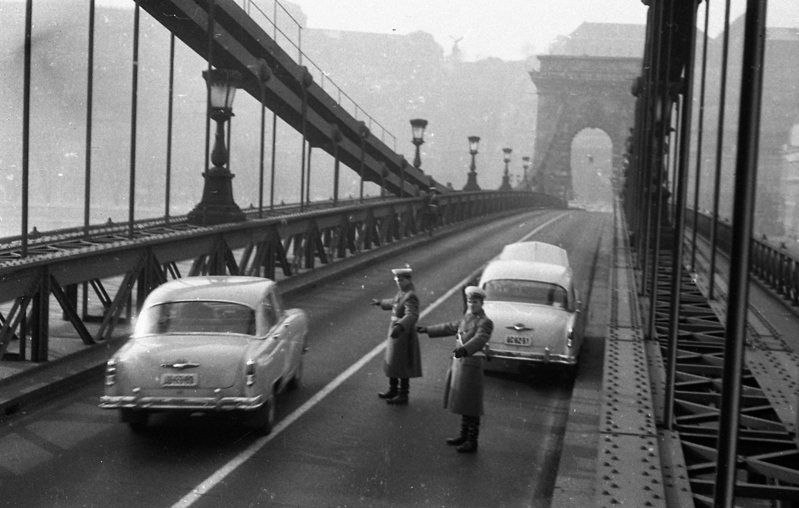 Magyarország, Budapest I., Széchenyi Lánchíd, Buda felé nézve., 1967, Magyar Rendőr, GAZ M21 Volga, Duna, rendszám, Budapest, függőhíd, William Tierney Clark-terv, Fortepan #65485