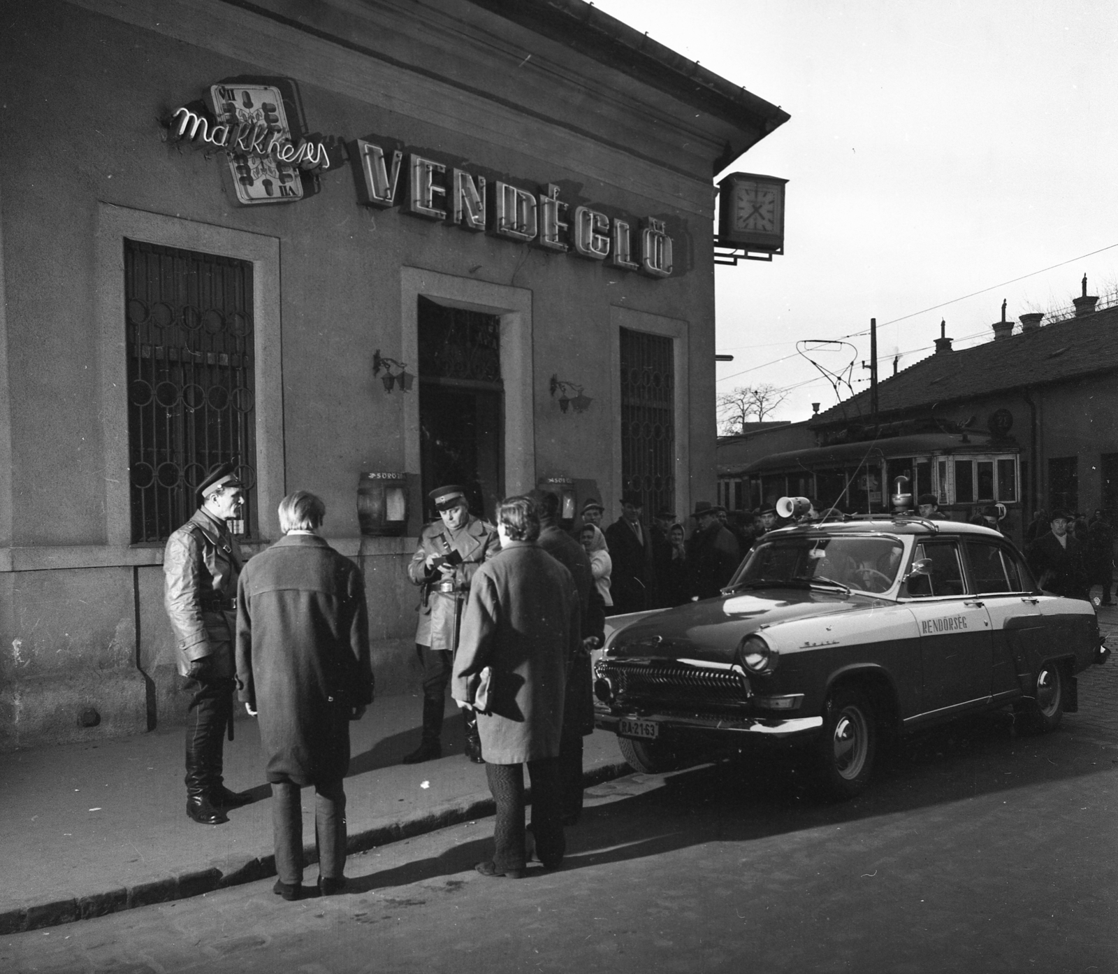 Magyarország, Budapest X., Makkhetes vendéglő a Halom utca - Kőrösi Csoma sétány (ekkor út) mára elbontott saroképületében., 1967, Magyar Rendőr, rendőr, rendőrjármű, Budapest, GAZ M21 Volga, Fortepan #65487