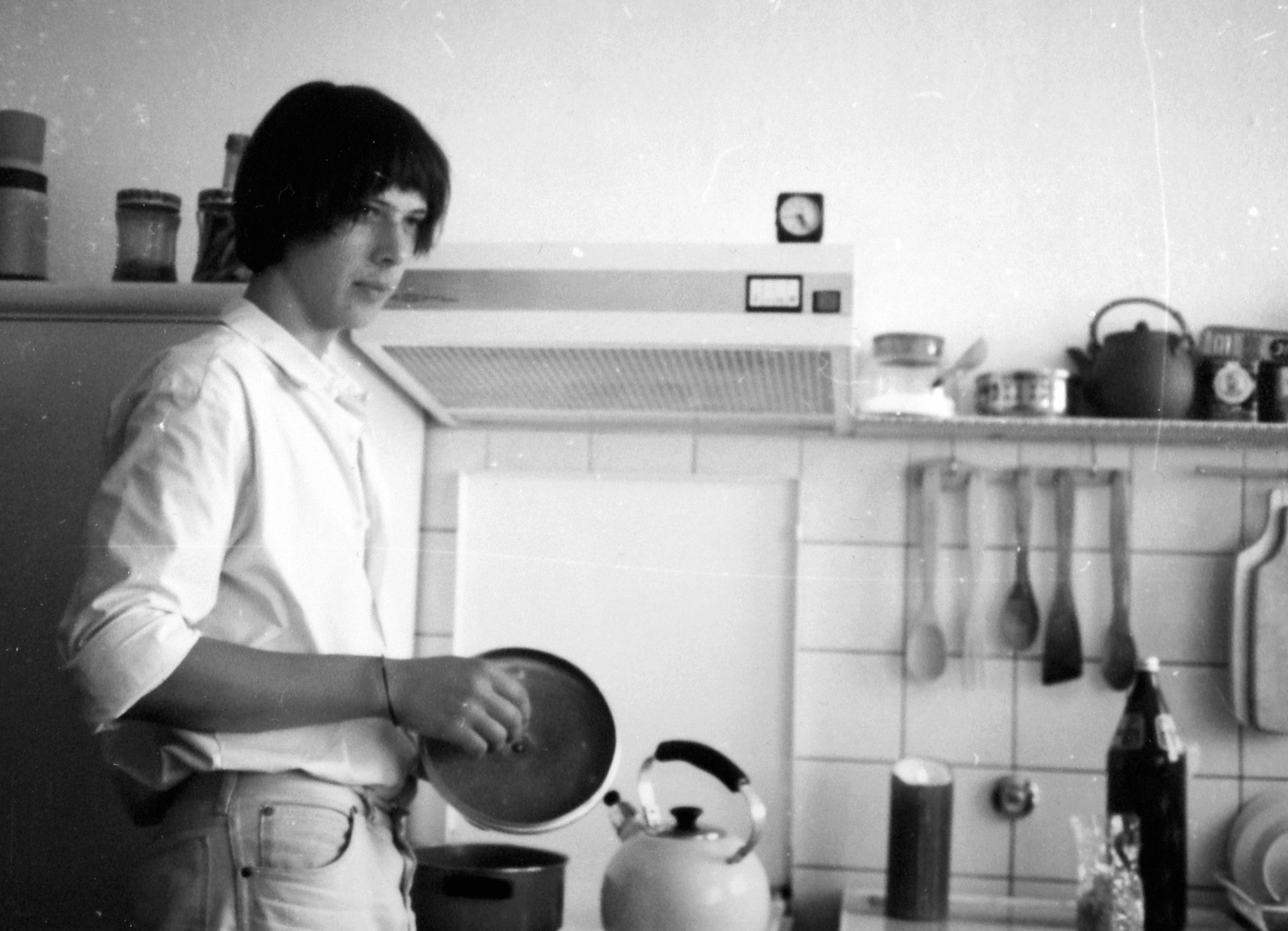 1986, Fortepan, portrait, wall clock, kitchen, boy, pot, bottle, kettle, rangehood, Fortepan #6549