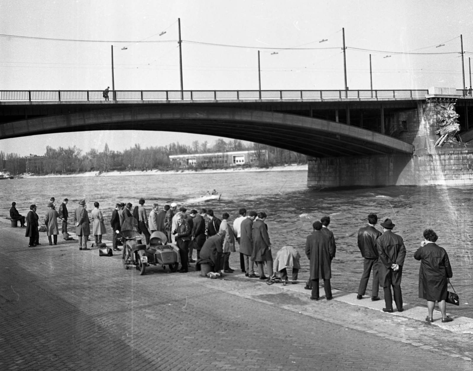 Magyarország, Budapest II., budai alsó rakpart a Margit hídnál, háttérben a Margit-sziget., 1967, Magyar Rendőr, Budapest, Fortepan #65493